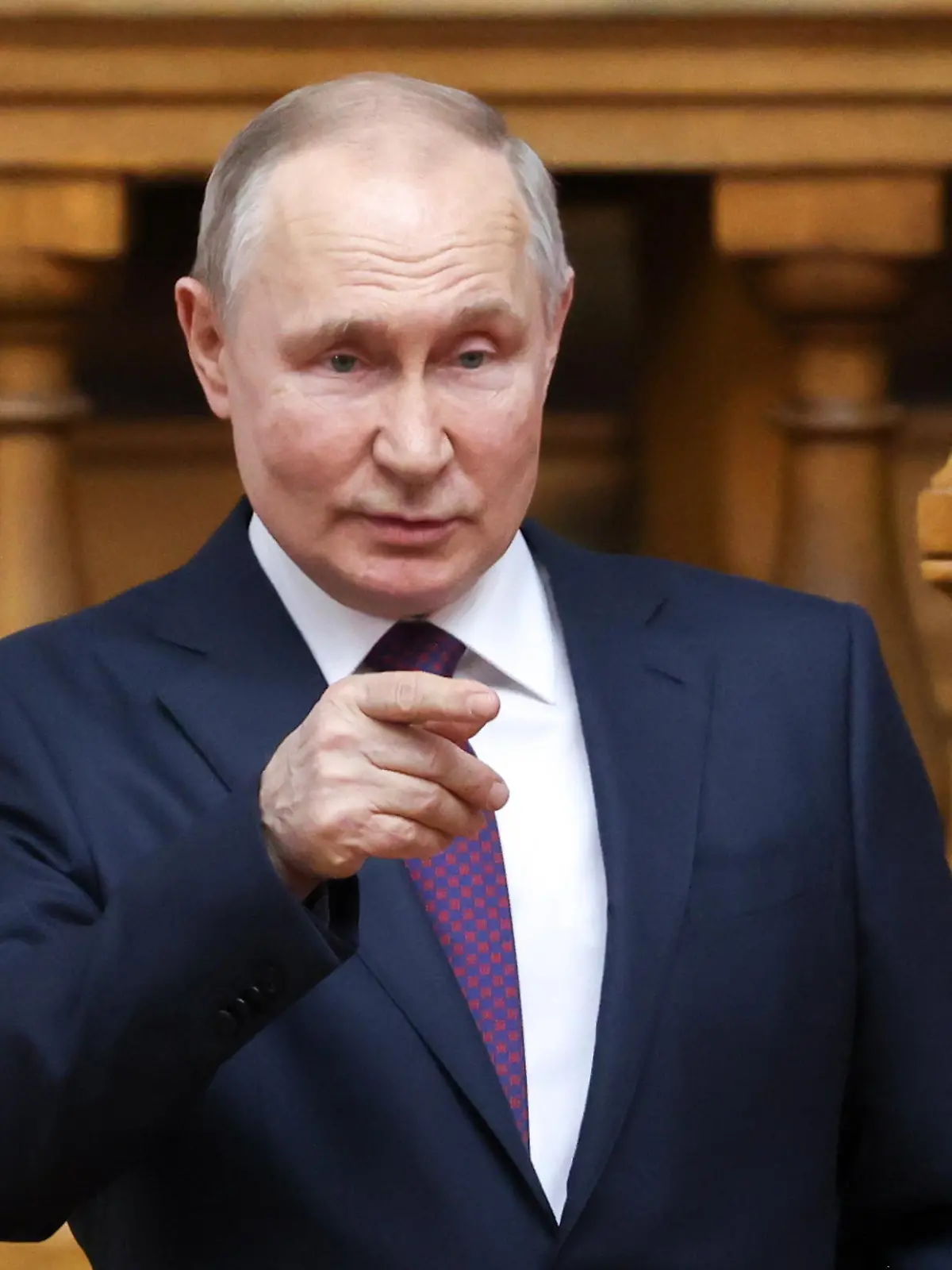 DIESES FOTO WIRD VON DER RUSSISCHEN STAATSAGENTUR TASS ZUR VERFÜGUNG GESTELLT. [RUSSIA, ST PETERSBURG - APRIL 28, 2023: Russia's President Vladimir Putin takes part in a meeting of the Council of Legislators under the Russian Federal Assembly, at the Tauride Palace. Alexander Demianchuk/TASS]