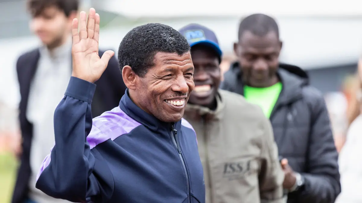 Adizero: Road to Records Herzogenaurach / Deutschland, 29.04.2023 Ehrengast Haile Gebrselassie ETH beim Lauf-Event Adizero: Road to Records am 29.04.2023 rund um das Adidas-Headquarter in Herzogenaurach Deutschland *** Adizero Road to Records Herzogenaurach Germany, 29 04 2023 Guest of honor Haile Gebrselassie ETH at the running event Adizero Road to Records on 29 04 2023 around the Adidas headquarters in Herzogenaurach Germany Copyright: xBEAUTIFULxSPORTS/Meurerx