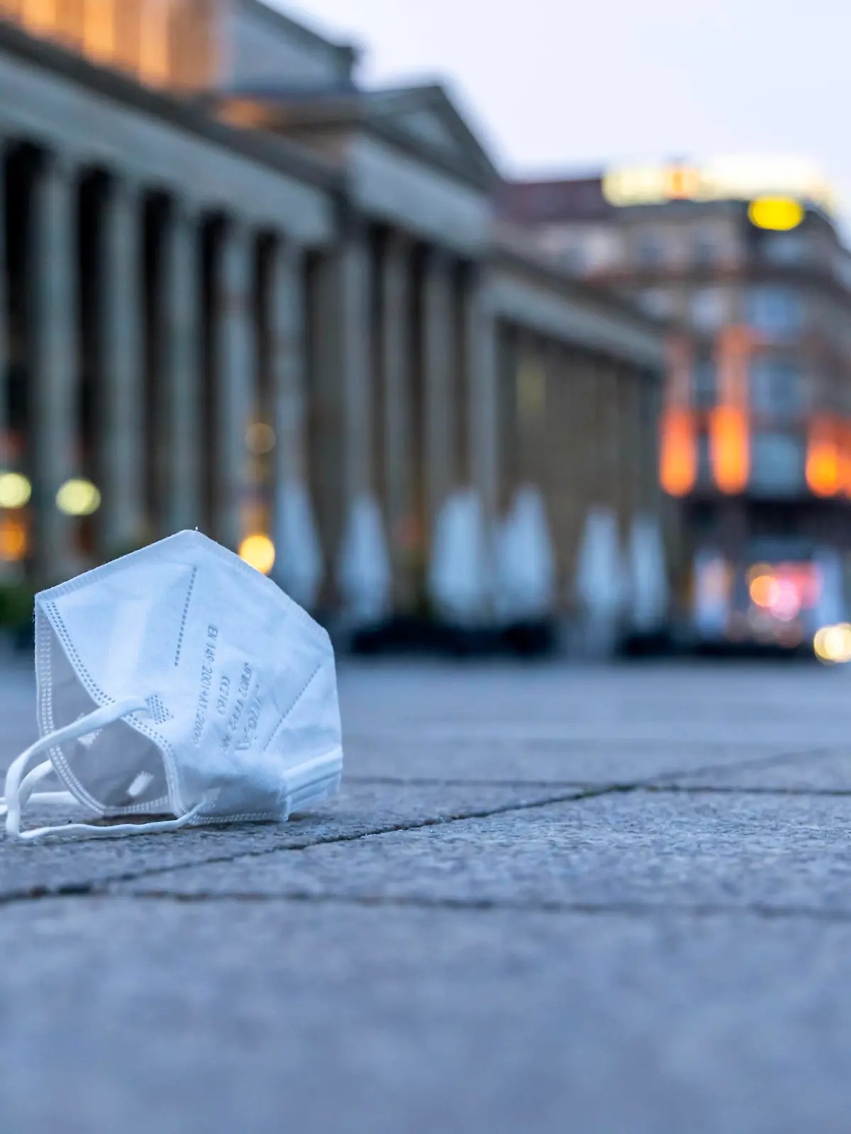  Ausgangssperre in Stuttgart. Früher als andere Bundesländer zieht Baden-Württemberg die Notbremse und setzt das neue Infektionsschutzgesetz bereits um. Ab 21 Uhr gilt eine Ausgangssperre. Schlossplatz in der Innenstadt von Stuttgart mit Königsbau. // 19.04.2021: Europa, Deutschland, Baden-Württemberg, Stuttgart. *** Curfew in Stuttgart Earlier than other federal states, Baden Württemberg pulls the emergency brake and implements the new Infection Protection Act already From 9 p.m., a curfew applies Schlossplatz in downtown Stuttgart with Königsbau 19 04 2021 Europe, Germany, Baden Württemberg, Stuttgart