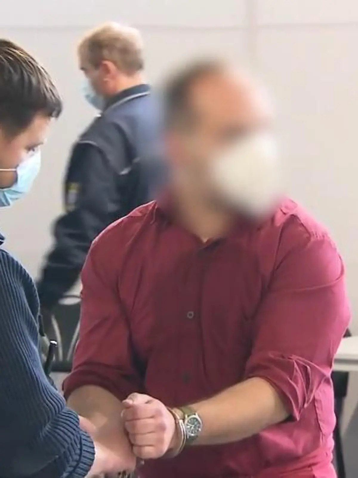 Fast fünf Jahre nach dem Verschwinden des 39-jährigen Daniel Matysik aus Hanau stehen zwei Männer vom 21. April 2021 an vor dem Landgericht Gießen. Die Staatsanwaltschaft wirft den 40 und 44 Jahre alten Angeklagten vor, den Hanauer im November 2016 entführt, in Hungen (Kreis Gießen) mit einer Schusswaffe getötet und die Leiche fortgeschafft zu haben. Bis heute ist diese - trotz umfangreicher Ermittlungen, die bis nach Bayern an den Starnberger See führten - nicht gefunden worden. Die Ermittler gehen aber in dem Fall von Mord sowie erpresserischen Menschenraub mit Todesfolge aus.