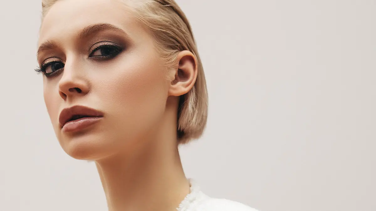 Frau mit Frisuren-Trend Gelly Bob.