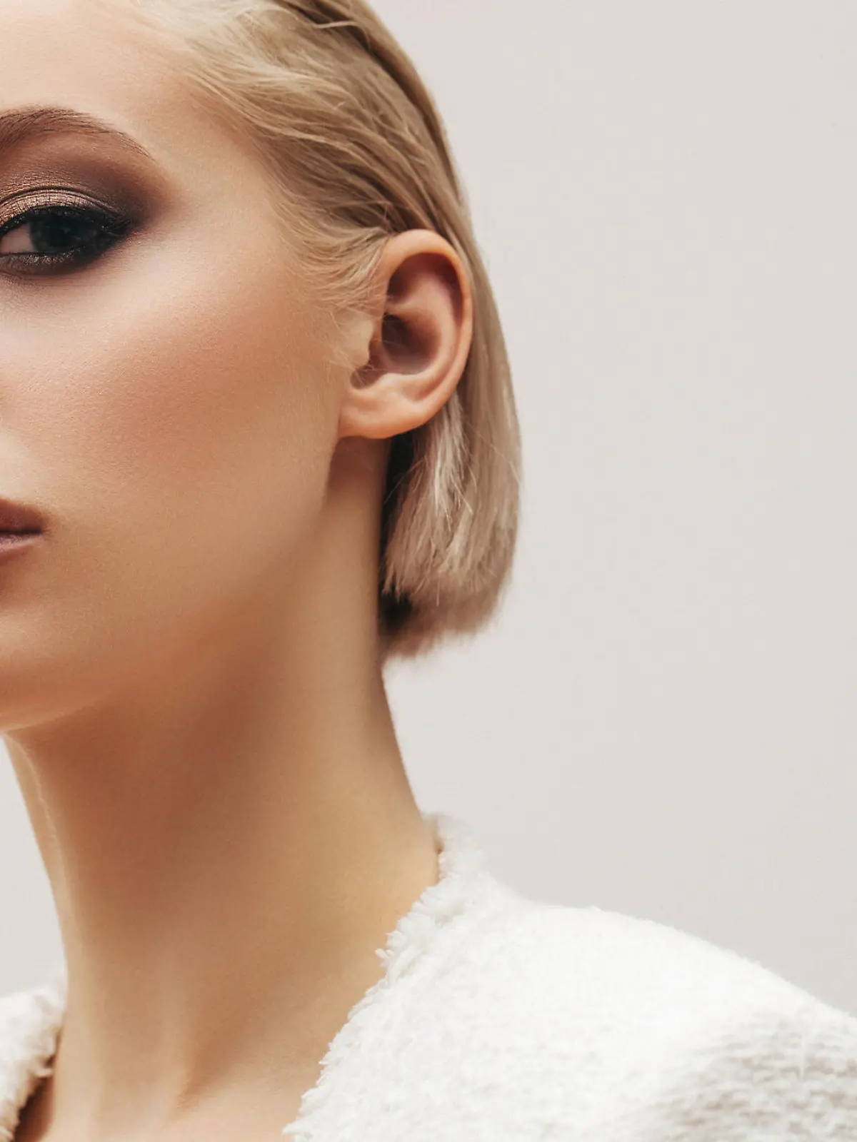 Frau mit Frisuren-Trend Gelly Bob.