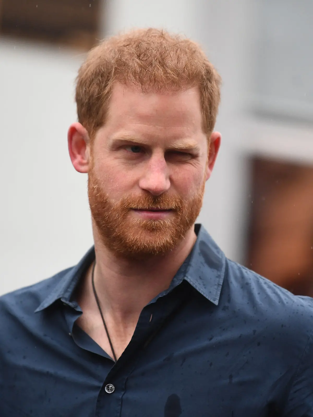 ARCHIV - 28.02.2019, Großbritannien, London: Prinz Harry steht vor den Abbey Road Studios. Die von Prinz Harry initiierten «Invictus Games» werden erst 2023 in Düsseldorf stattfinden - also ein Jahr später als geplant. Foto: Victoria Jones/PA Wire/dpa +++ dpa-Bildfunk +++