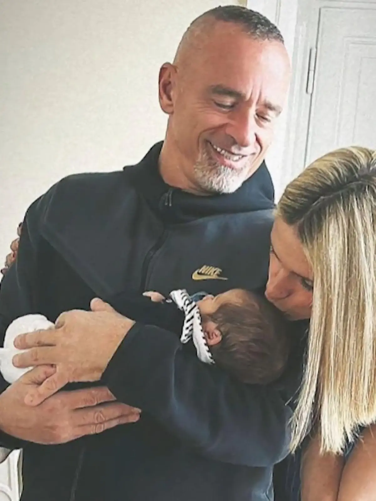 Beim „Top of the Mountain Closing Concert“ im Skigebiet Ischgel rockte Eros Ramazzotti am Wochenende die Bühne. Im Backstage-Interview wird deutlich: Der italienische Sänger scheint in seiner Rolle als frischgebackener Opa völlig aufzugehen. Erst kürzlich brachte seine Tochter Aurora Ramazzotti (26) ihren Sprössling Cesare zur Welt und machte damit Eros und seine Ex-Frau Michelle Hunziker (46) zu Großeltern. Wie süß der Musiker jetzt von seinem Enkelchen schwärmt, zeigen wir im Video.