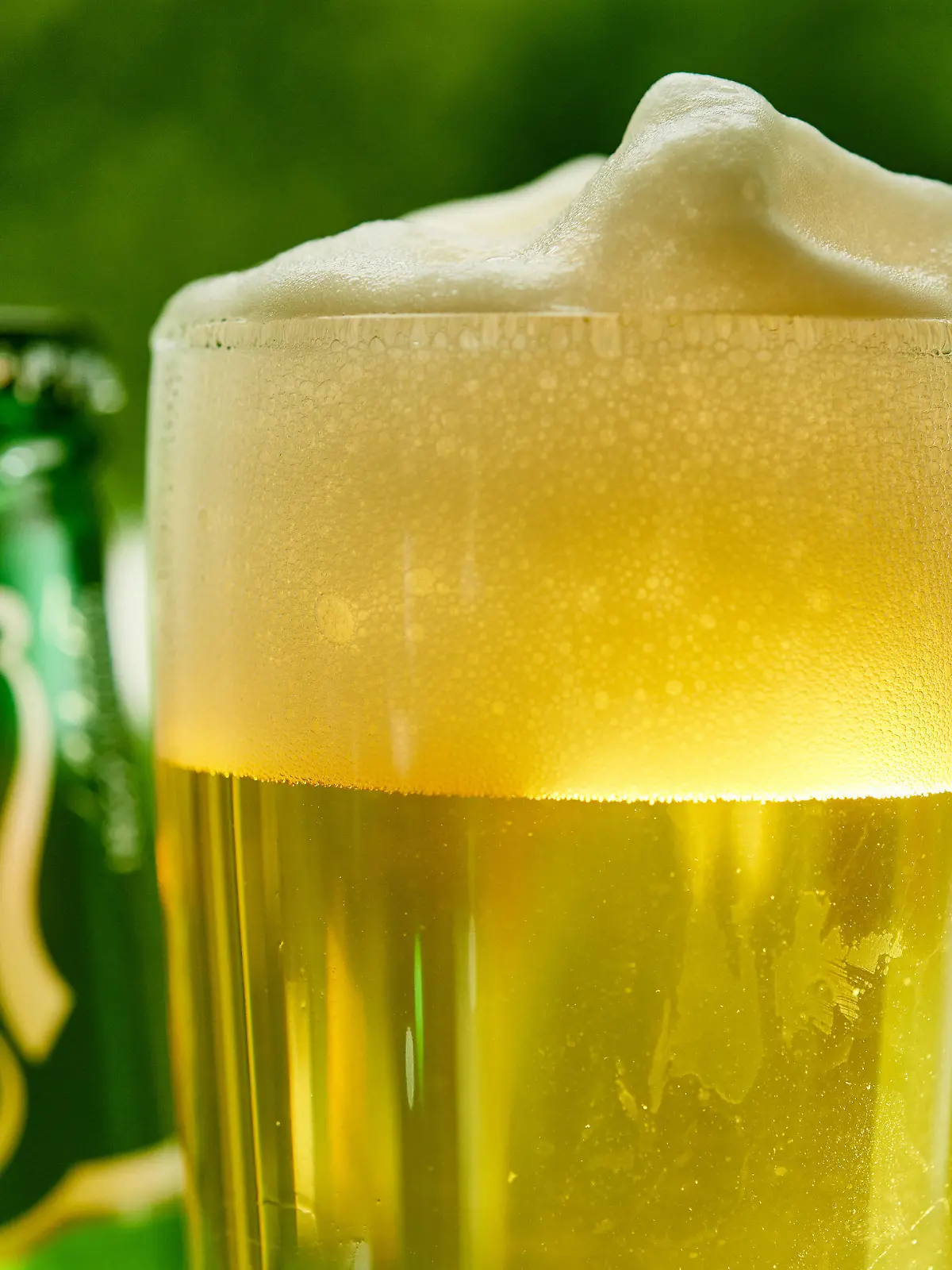 ARCHIV - 12.06.2018, Nordrhein-Westfalen, Herdecke: ILLUSTRATION - Ein Glas Bier und eine Bierflasche der Marke Carlsberg stehen auf einem Tisch. Wegen ihrer Beteiligung am Bierkartell ist die Brauerei Carlsberg vom Oberlandesgericht Düsseldorf zu einer Geldbuße in Höhe von 50 Millionen Euro verurteilt worden. (zu dpa «Bierkartell: 50-Millionen-Euro-Geldbuße für Carlsberg») Foto: Bernd Thissen/dpa +++ dpa-Bildfunk +++