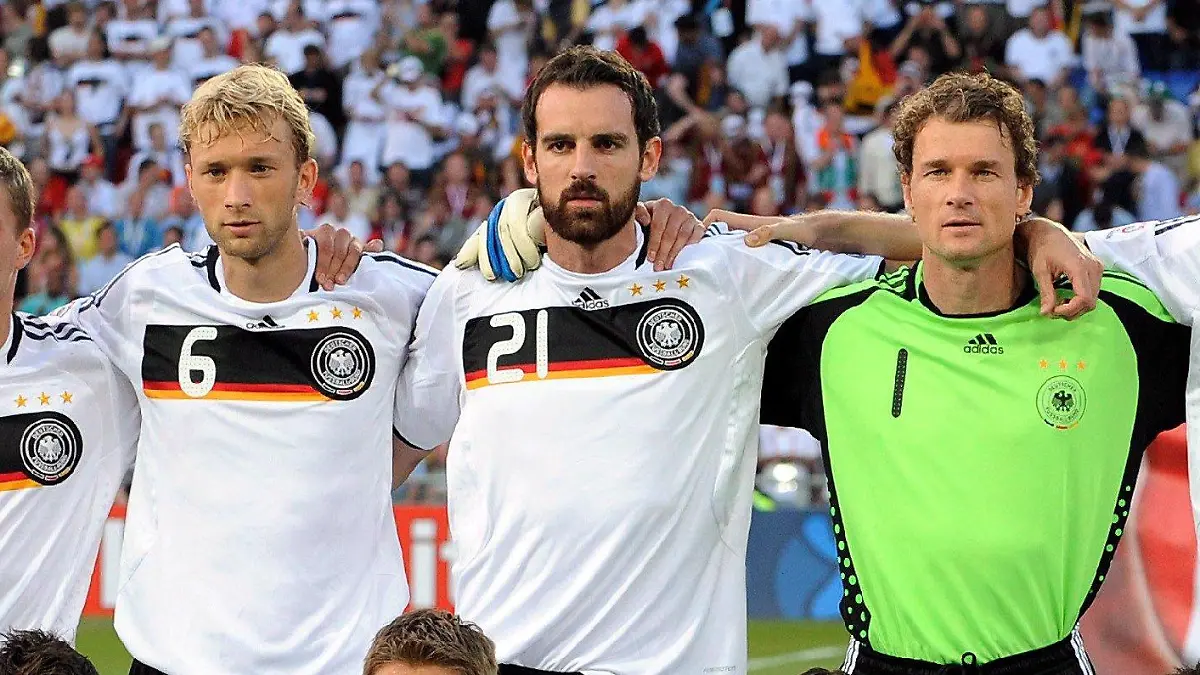 The German soccer team poses (back L-R), Lukas Podolski, Simon Rolfes, Christoph Metzelder, Jens Lehmann, Per Mertesacker, Michael Ballack; (front L-R) Miroslav Klose, Thomas Hitzlsperger, Arne Friedrichv, Philipp Lahm, Bastian Schweinsteiger; ahead of the EURO 2008 Quarter Final match between Portugal and Germany at the St Jakob Park stadium, Basel, Switzerland 19 June 2008. EPA/DOMINIC FAVRE +please note UEFA restrictions particularly in regard to slide shows and 'No Mobile Services'+ +++(c) dpa - Bildfunk+++