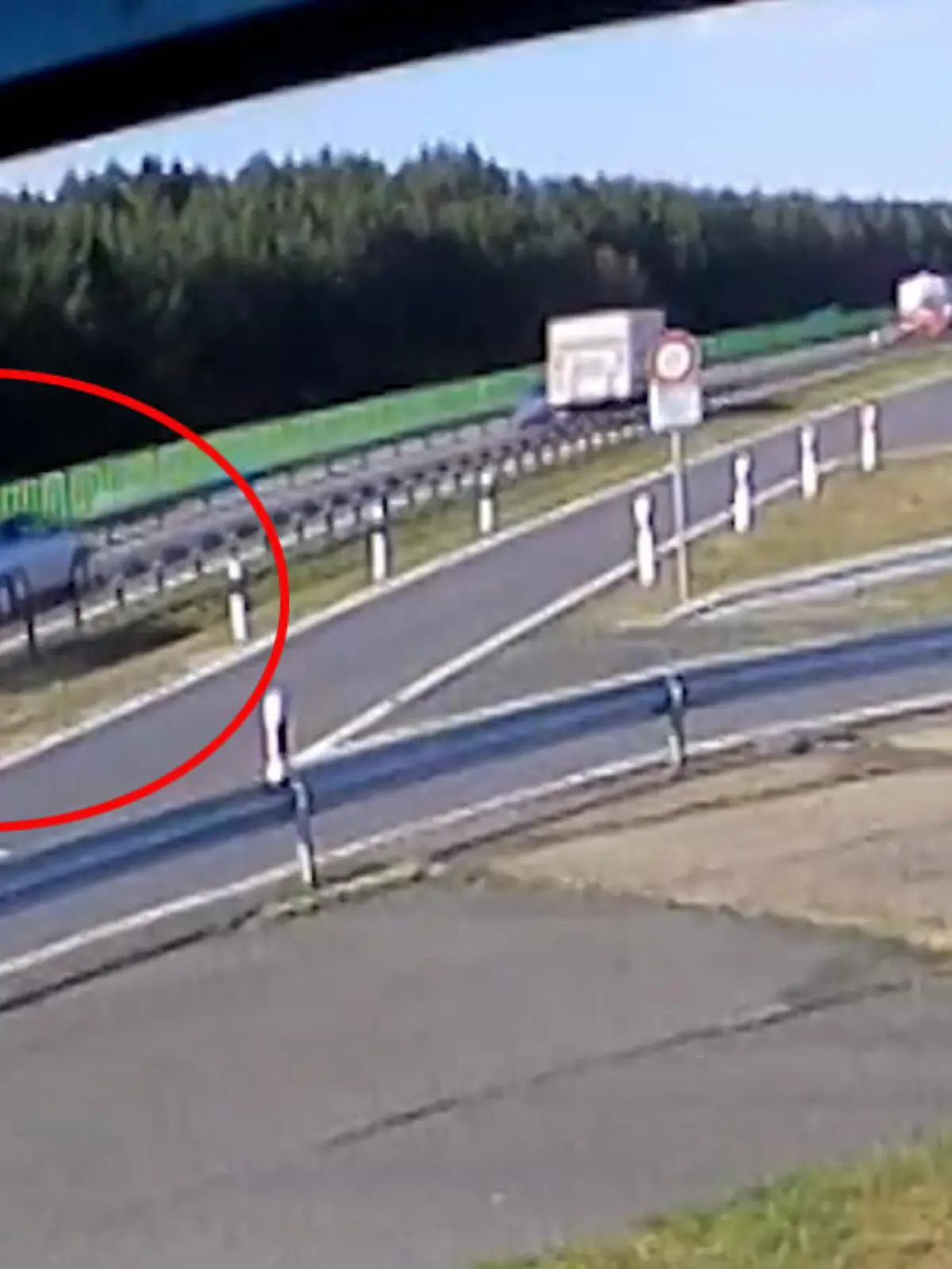 Bild zu: "Autos lassen verletzten Fahrer liegen"