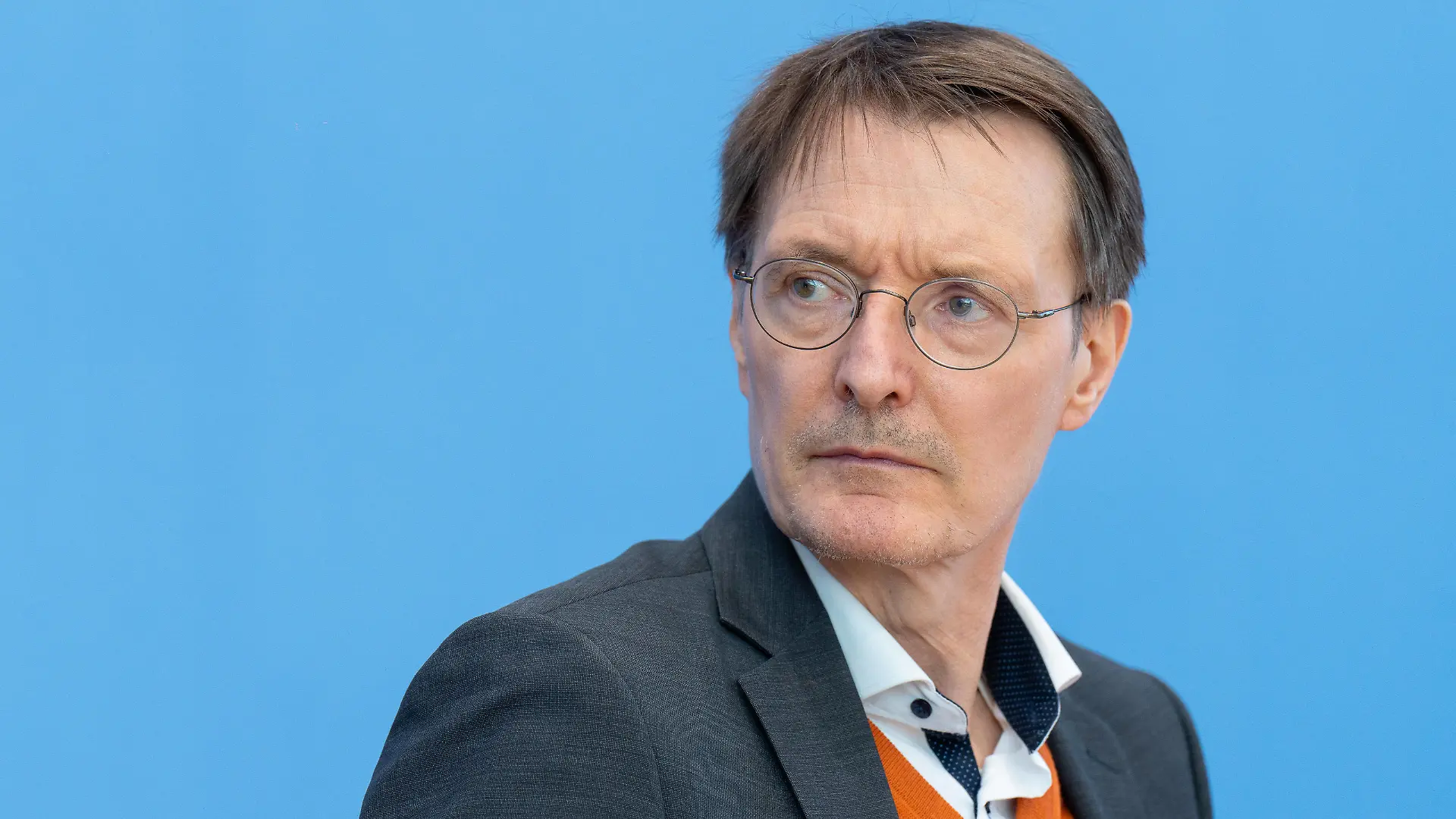 Bundesminister für Gesundheit Prof. Dr. Karl Lauterbach Pressekonferenz in der Bundespressekonferenz zu den Cannabis-Gesetzesplänen der Bundesregierung mit Bundesminister für Gesundheit Prof. Dr. Karl Lauterbach und Bundesminister für Ernährung und Landwirtschaft Cem Özdemir Berlin Berlin GER *** Federal Minister of Health Prof Dr Karl Lauterbach Press Conference at the Federal Press Conference on the Federal Governments Cannabis Law Plans with Federal Minister of Health Prof Dr Karl Lauterbach and Federal Minister of Food and Agriculture Cem Özdemir Berlin Berlin GER