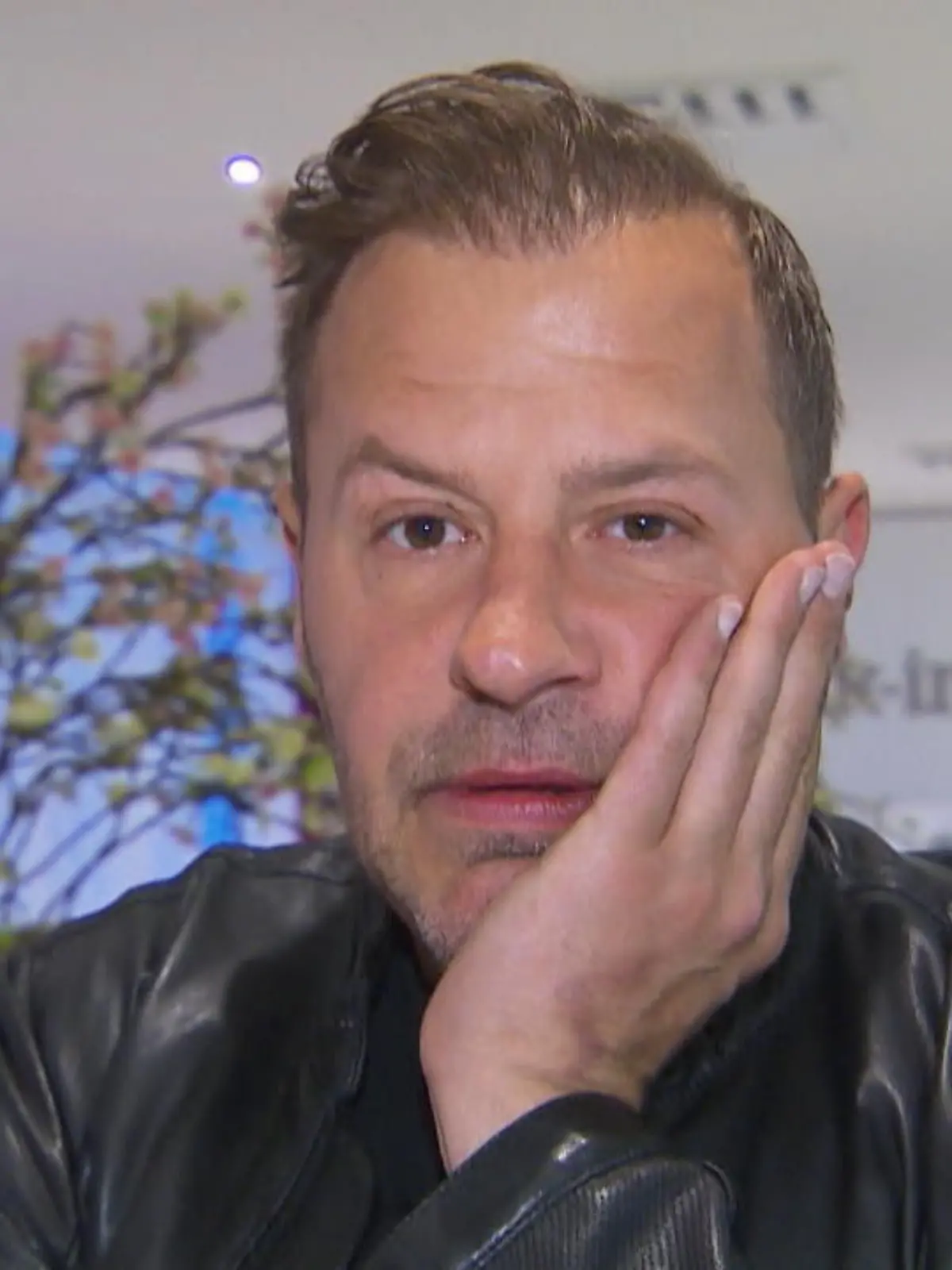 Entertainer Willi Herren ist im Alter von nur 45 Jahren völlig überraschend verstorben. Der Schauspieler und Schlagersänger hatte immer wieder Probleme mit Alkohol und Drogen, das erzählte er auch Ende 2018. Damals begab er sich wegen seiner Valium-Abhängigkeit und Alkohol-Eskapaden in eine Therapie.