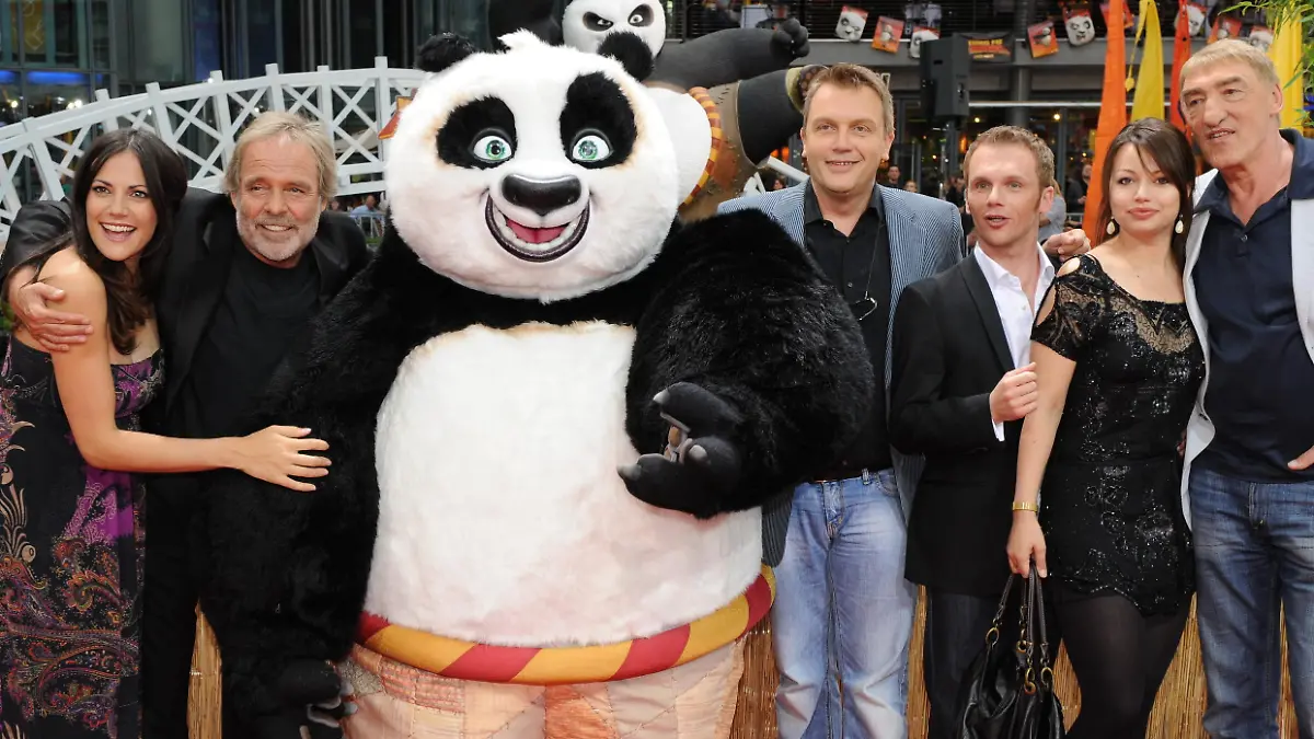 Bettina Zimmermann, Thomas Fritsch mit Hape Kerkeling, Ralf Schmitz, Cosma Shiva Hagen und Gottfried John vor dem Kino im Sony-Center in Berlin.