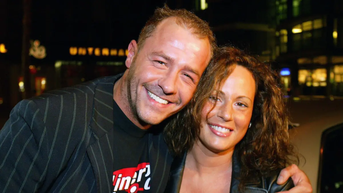 Schauspieler Willi Herren 2004 in der Discothek "Nachtflug" in Köln mit seiner damaligen Lebensgefährtin Mirella.