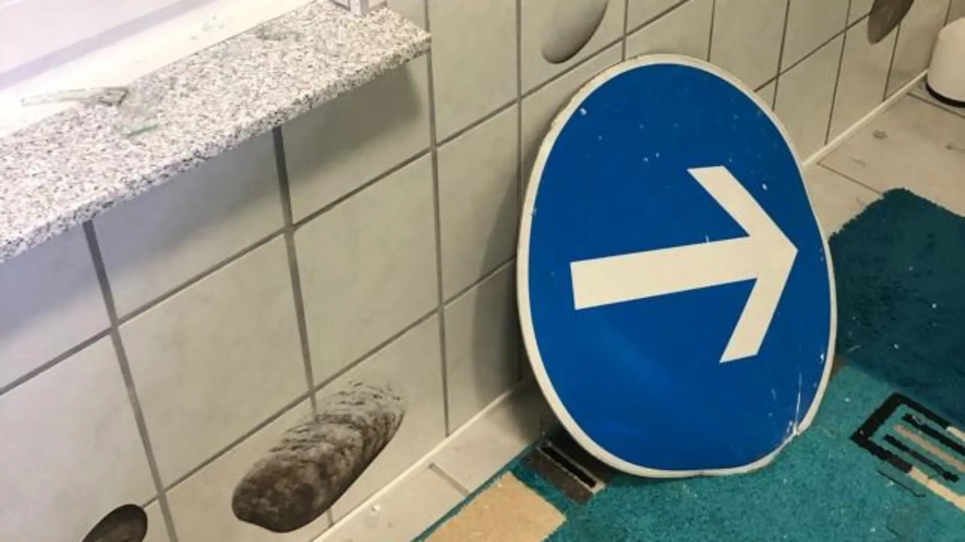 Verkehrszeichen: Das Schild nach der Landung im Badezimmer