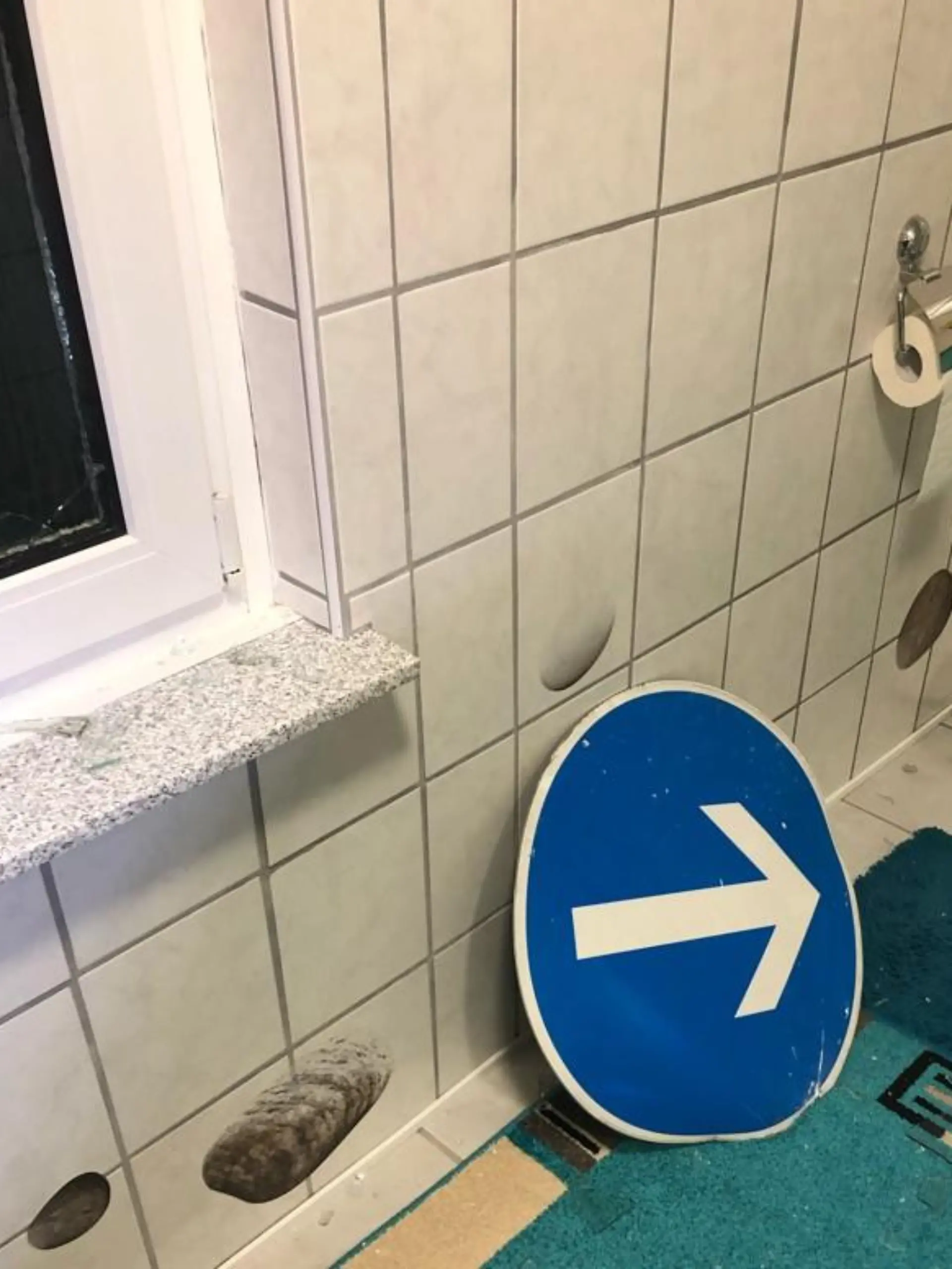 Verkehrszeichen: Das Schild nach der Landung im Badezimmer