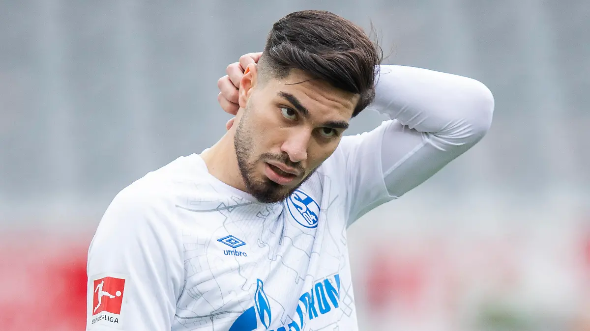 ARCHIV - 17.04.2021, Baden-Württemberg, Freiburg im Breisgau: Fußball: Bundesliga, SC Freiburg - FC Schalke 04, 29. Spieltag im Schwarzwald-Stadion. Schalkes Suat Serdar reagiert unzufrieden. (zu dpa "Schalker Serdar: «Weiß wirklich nicht, was im Sommer passiert»") Foto: Tom Weller/dpa - WICHTIGER HINWEIS: Gemäß den Vorgaben der DFL Deutsche Fußball Liga bzw. des DFB Deutscher Fußball-Bund ist es untersagt, in dem Stadion und/oder vom Spiel angefertigte Fotoaufnahmen in Form von Sequenzbildern und/oder videoähnlichen Fotostrecken zu verwerten bzw. verwerten zu lassen. +++ dpa-Bildfunk +++