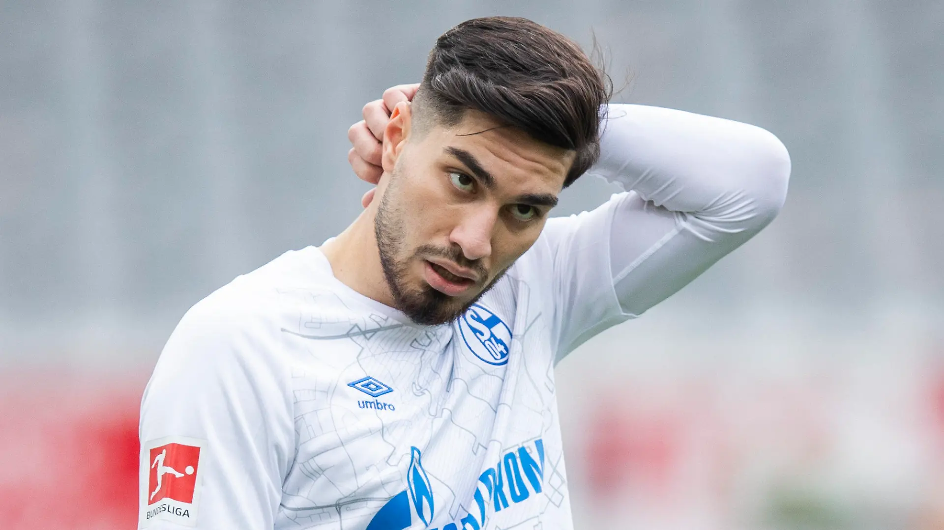 ARCHIV - 17.04.2021, Baden-Württemberg, Freiburg im Breisgau: Fußball: Bundesliga, SC Freiburg - FC Schalke 04, 29. Spieltag im Schwarzwald-Stadion. Schalkes Suat Serdar reagiert unzufrieden. (zu dpa "Schalker Serdar: «Weiß wirklich nicht, was im Sommer passiert»") Foto: Tom Weller/dpa - WICHTIGER HINWEIS: Gemäß den Vorgaben der DFL Deutsche Fußball Liga bzw. des DFB Deutscher Fußball-Bund ist es untersagt, in dem Stadion und/oder vom Spiel angefertigte Fotoaufnahmen in Form von Sequenzbildern und/oder videoähnlichen Fotostrecken zu verwerten bzw. verwerten zu lassen. +++ dpa-Bildfunk +++