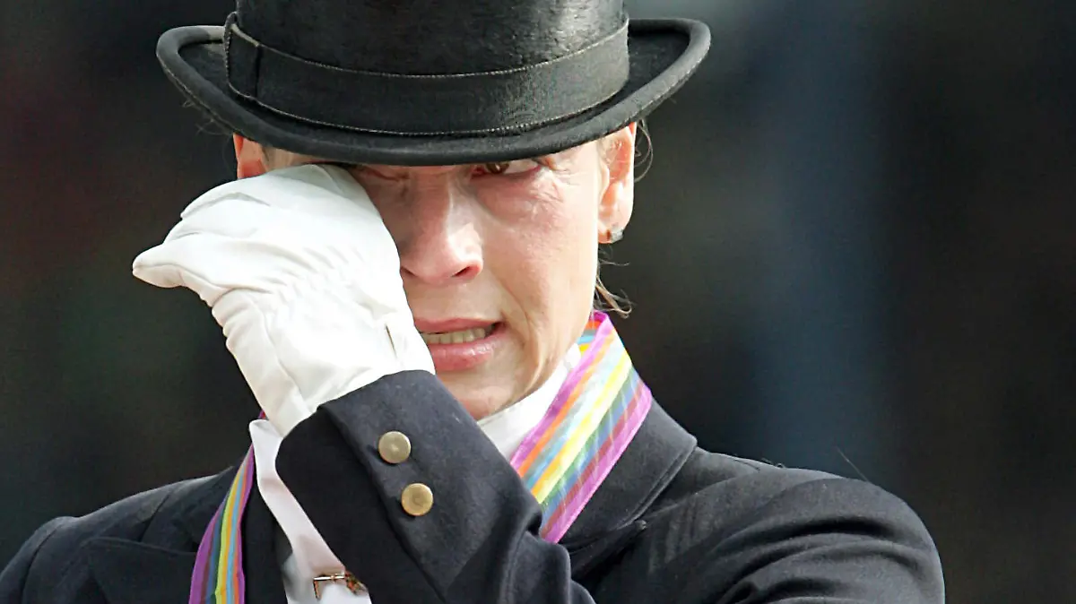 ARCHIV - Isabell Werth reibt sich bei der Pferdesport-WM im Reitstadion in Aachen das Auge (Archivfoto vom 25.08.2006). Die fünffache Dressur-Olympiasiegerin ist vom Reitsport-Weltverband FEI wegen Dopings an ihrem Pferd Whisper für sechs Monate gesperrt worden. Das bestätigte Werth am Mittwoch der Deutschen Presse-Agentur dpa. Foto: Rolf Vennenbernd dpa/lnw (zu dpa 0774 vom 02.09.2009) +++(c) dpa - Bildfunk+++