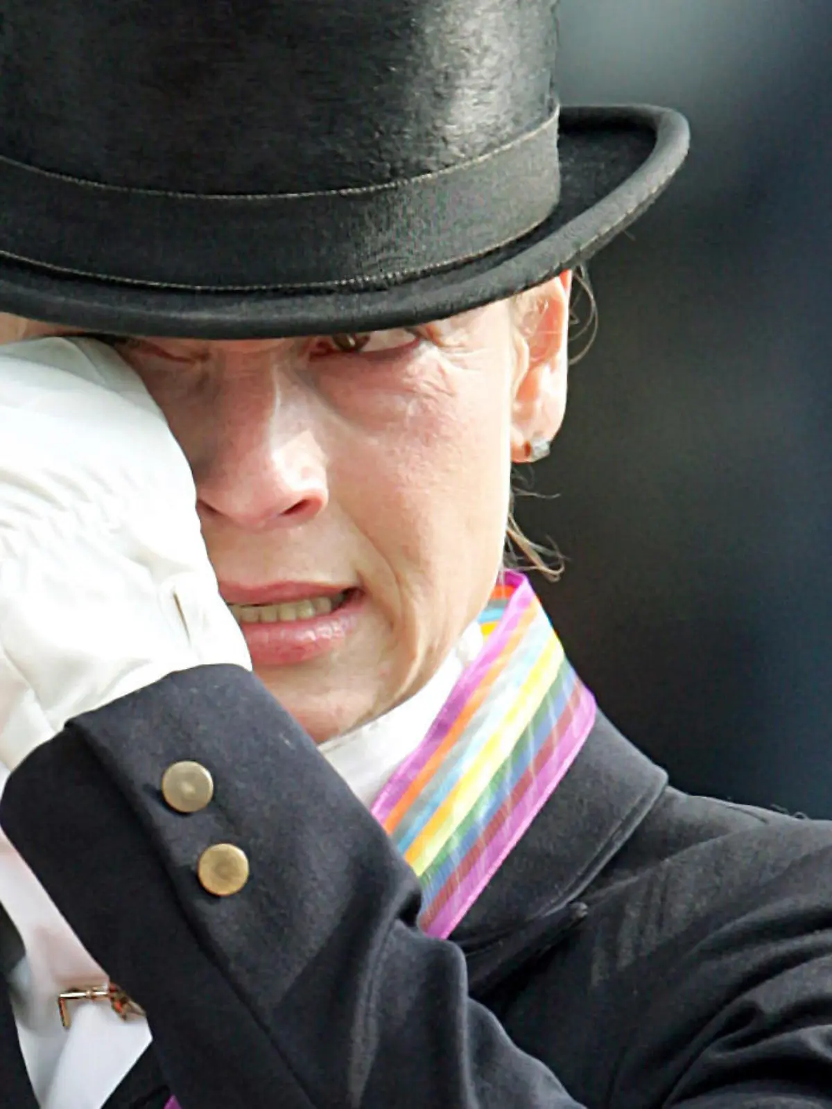 ARCHIV - Isabell Werth reibt sich bei der Pferdesport-WM im Reitstadion in Aachen das Auge (Archivfoto vom 25.08.2006). Die fünffache Dressur-Olympiasiegerin ist vom Reitsport-Weltverband FEI wegen Dopings an ihrem Pferd Whisper für sechs Monate gesperrt worden. Das bestätigte Werth am Mittwoch der Deutschen Presse-Agentur dpa. Foto: Rolf Vennenbernd dpa/lnw (zu dpa 0774 vom 02.09.2009)  +++(c) dpa - Bildfunk+++