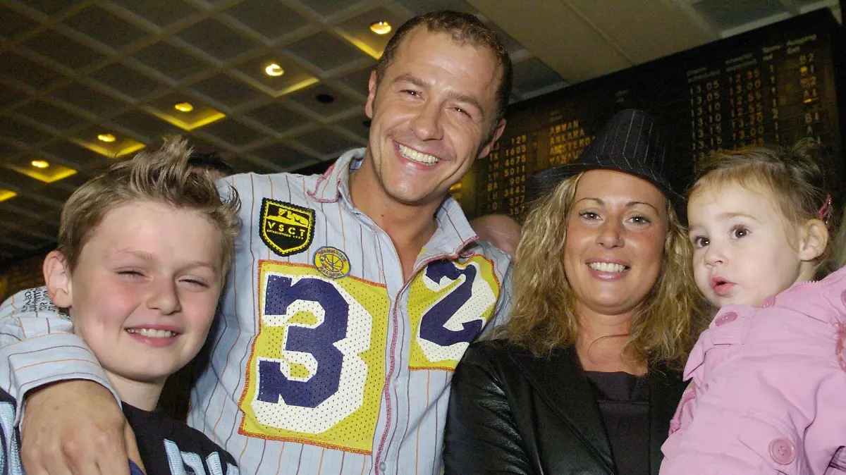 Willi Herren 2004 mit seiner Lebensgefährtin Mirella und ihren gemeinsamen Kindern nach seiner Rückkehr aus dem australischen Dschungel-Camp am Frankfurter Flughafen.