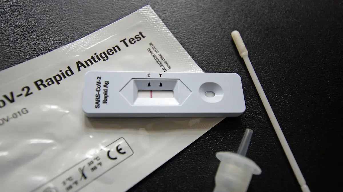 Corona-Selbsttest-Set des südkoreanischen Herstellers SD Biosensor. In Deutschland wird der Test von der Firma Roche Diagnostics GmbH vertrieben und in Apotheken verkauft. Das Ergebnis hier: negativ. Denn nur beim Buchstaben C ist ein Strich zu sehen die sogenannte Kontrolllinie, nicht aber beim Buchstaben T Testlinie.