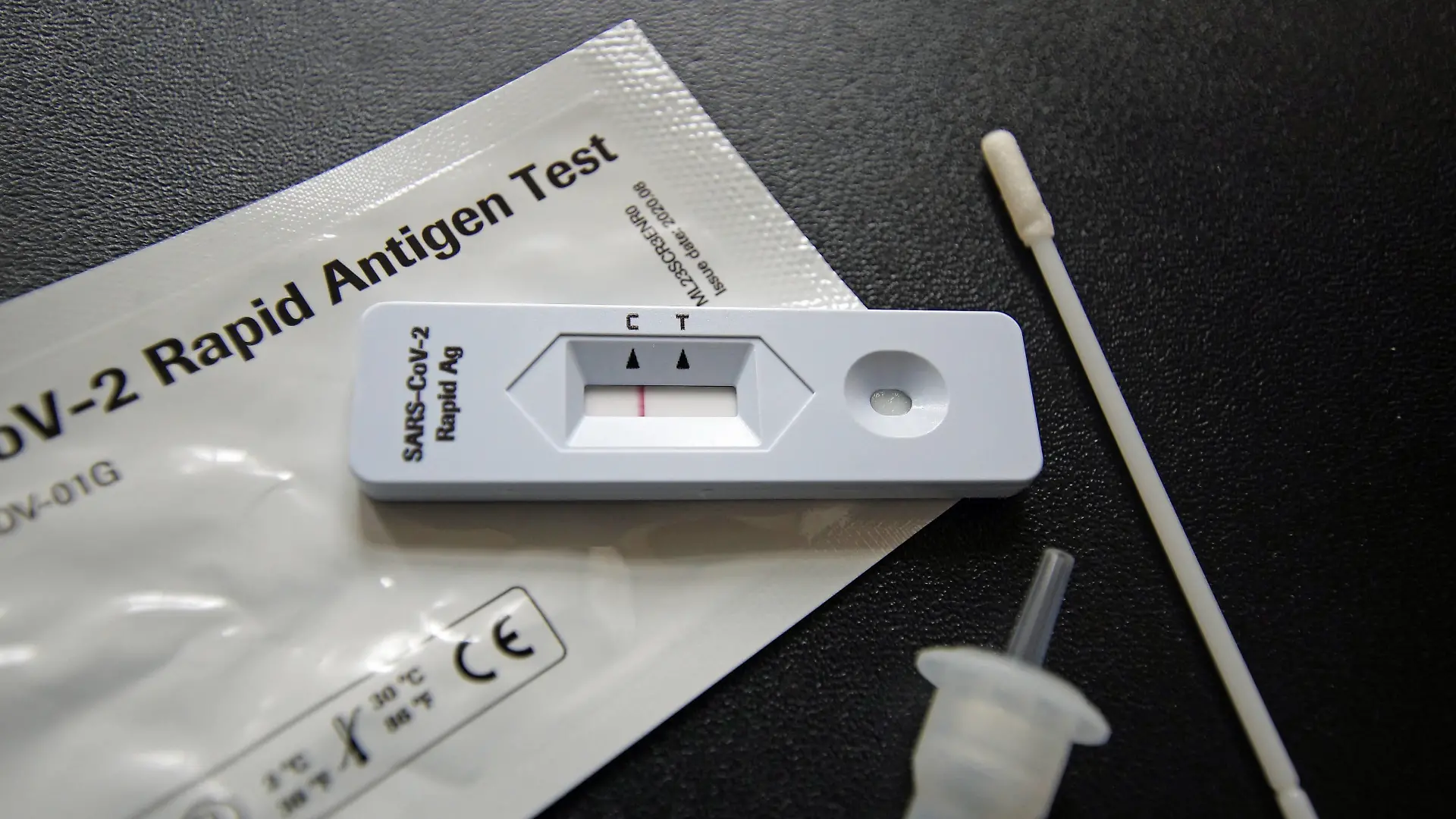  Corona-Selbsttest-Set des südkoreanischen Herstellers SD Biosensor. In Deutschland wird der Test von der Firma Roche Diagnostics GmbH vertrieben und in Apotheken verkauft. Das Ergebnis hier: negativ. Denn nur beim Buchstaben C ist ein Strich zu sehen die sogenannte Kontrolllinie, nicht aber beim Buchstaben T Testlinie.