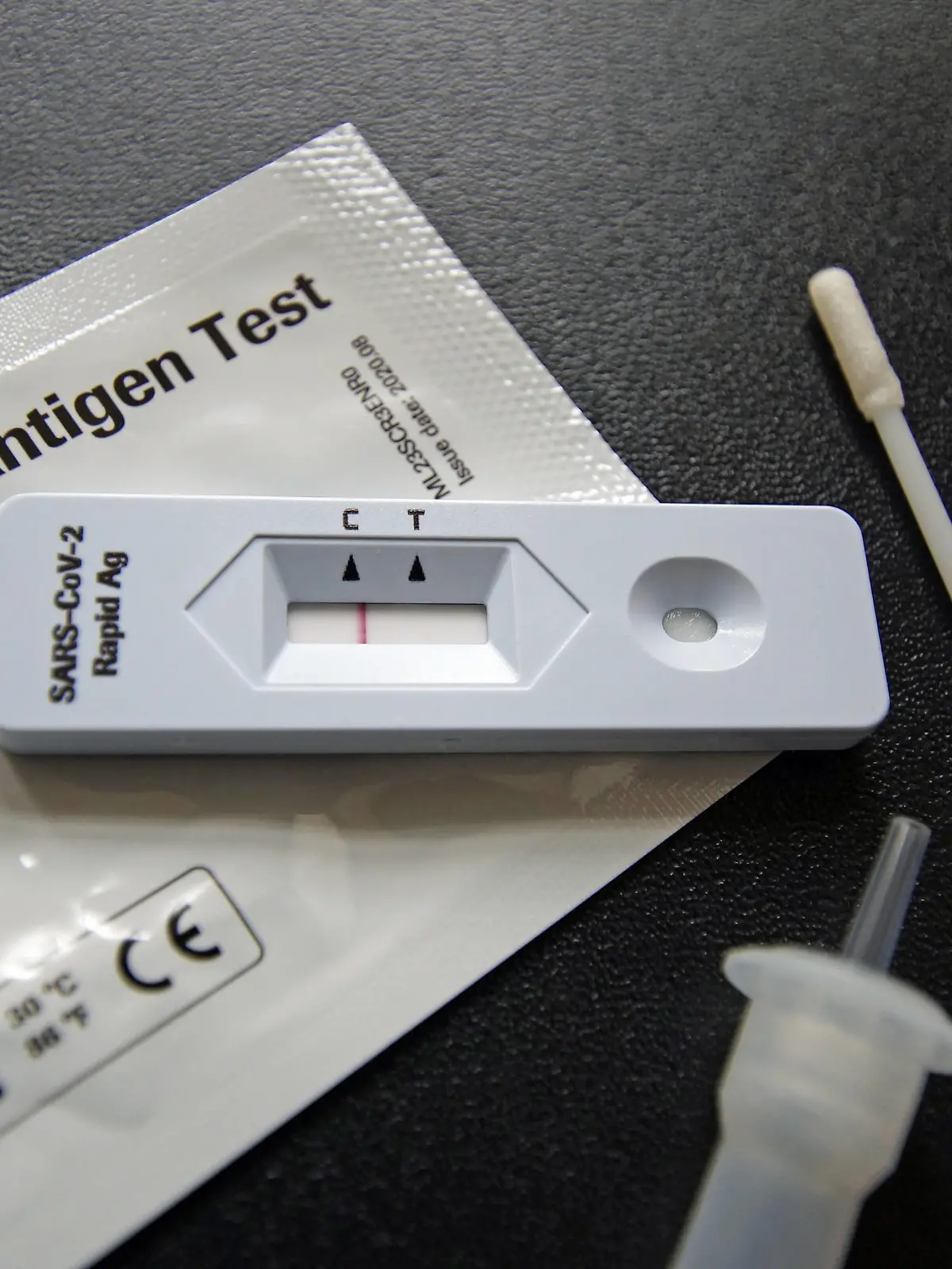  Corona-Selbsttest-Set des südkoreanischen Herstellers SD Biosensor. In Deutschland wird der Test von der Firma Roche Diagnostics GmbH vertrieben und in Apotheken verkauft. Das Ergebnis hier: negativ. Denn nur beim Buchstaben C ist ein Strich zu sehen die sogenannte Kontrolllinie, nicht aber beim Buchstaben T Testlinie.