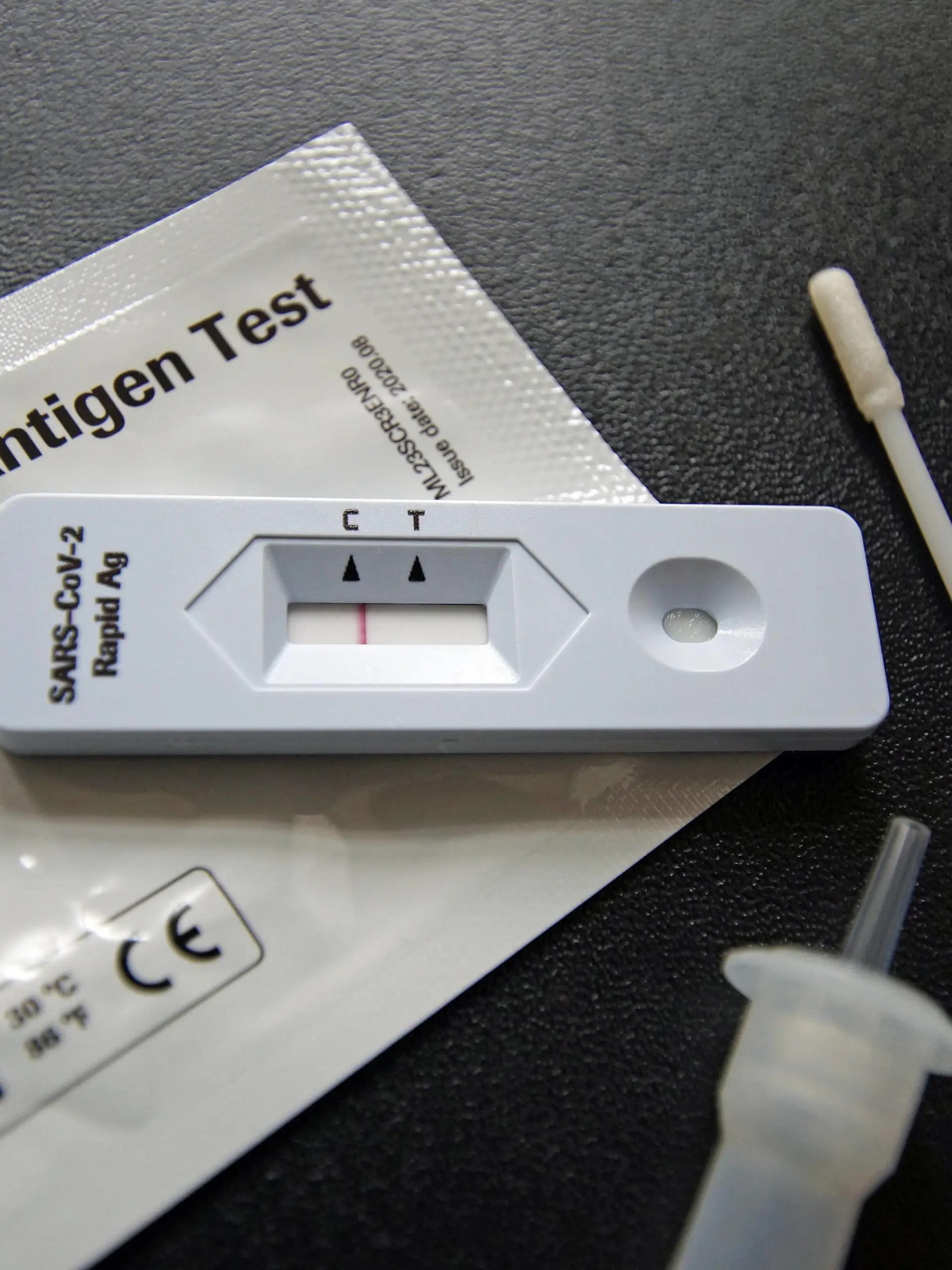  Corona-Selbsttest-Set des südkoreanischen Herstellers SD Biosensor. In Deutschland wird der Test von der Firma Roche Diagnostics GmbH vertrieben und in Apotheken verkauft. Das Ergebnis hier: negativ. Denn nur beim Buchstaben C ist ein Strich zu sehen die sogenannte Kontrolllinie, nicht aber beim Buchstaben T Testlinie.