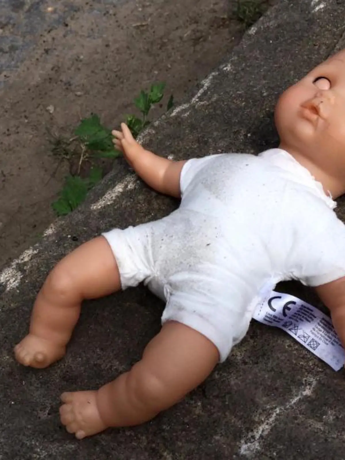 Eine Puppe liegt am Straßenrand