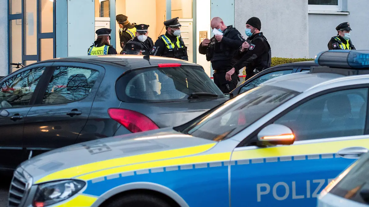 21.04.2021, Hamburg: Polizisten stehen im Stadtteil Billstedt vor einer Hochhaussiedlung. Wegen hohen Blutverlustes habe Lebensgefahr bestanden, sagte ein Sprecher des Lagezentrums. Foto: Daniel Bockwoldt/dpa +++ dpa-Bildfunk +++