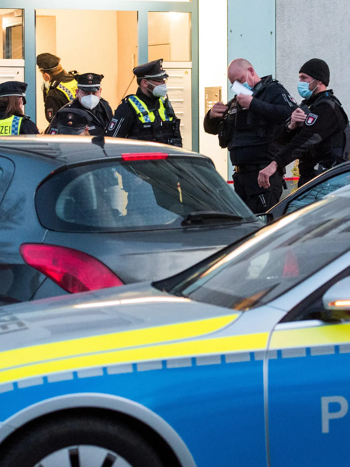 21.04.2021, Hamburg: Polizisten stehen im Stadtteil Billstedt vor einer Hochhaussiedlung. Wegen hohen Blutverlustes habe Lebensgefahr bestanden, sagte ein Sprecher des Lagezentrums. Foto: Daniel Bockwoldt/dpa +++ dpa-Bildfunk +++