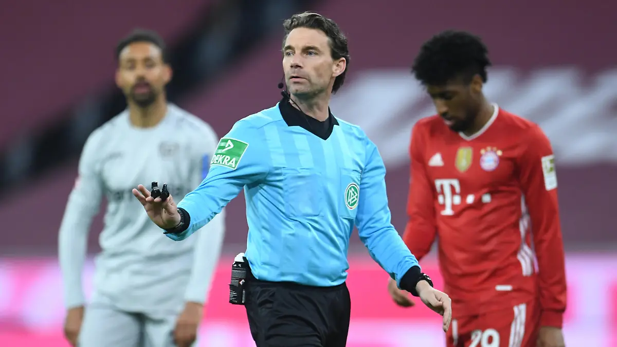 Soccer Football - Bundesliga - Bayern Munich v Bayer Leverkusen - Allianz Arena, Munich, Germany - April 20, 2021 Referee Guido Winkmann Pool via REUTERS/Andreas Gebert DFL regulations prohibit any use of photographs as image sequences and/or quasi-video.