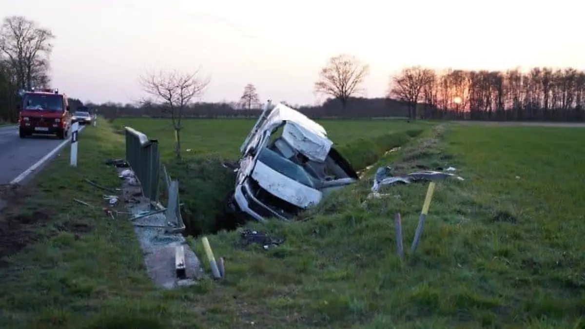Der Transporter prallte laut Polizei erst gegen das Brückengeländer und landete dann im Graben.