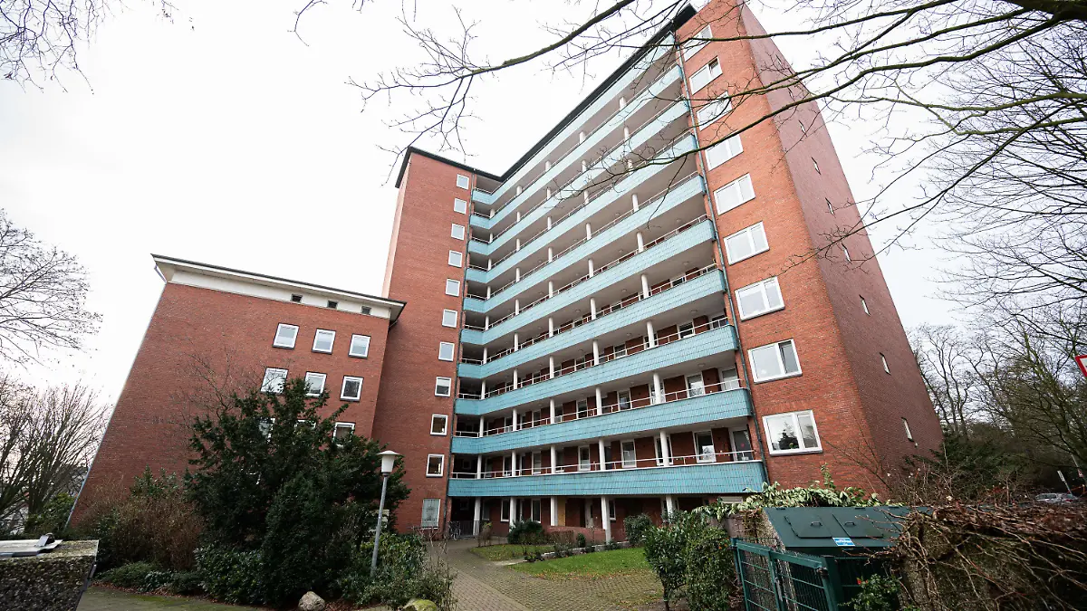 ARCHIV - 20.01.2020, Hamburg: Die Außenansicht zeigt ein Wohngebäude, in dem die Polizei bei einer Wohnungsdurchsuchung eine Leiche gefunden hat. Im Prozess gegen einen 46 Jahre alten Angeklagten wird nun das Urteil in dem Fall erwartet. (zu dpa «Im Prozess um Mord an jungem Brasilianer wird das Urteil erwartet») Foto: Daniel Reinhardt/dpa +++ dpa-Bildfunk +++