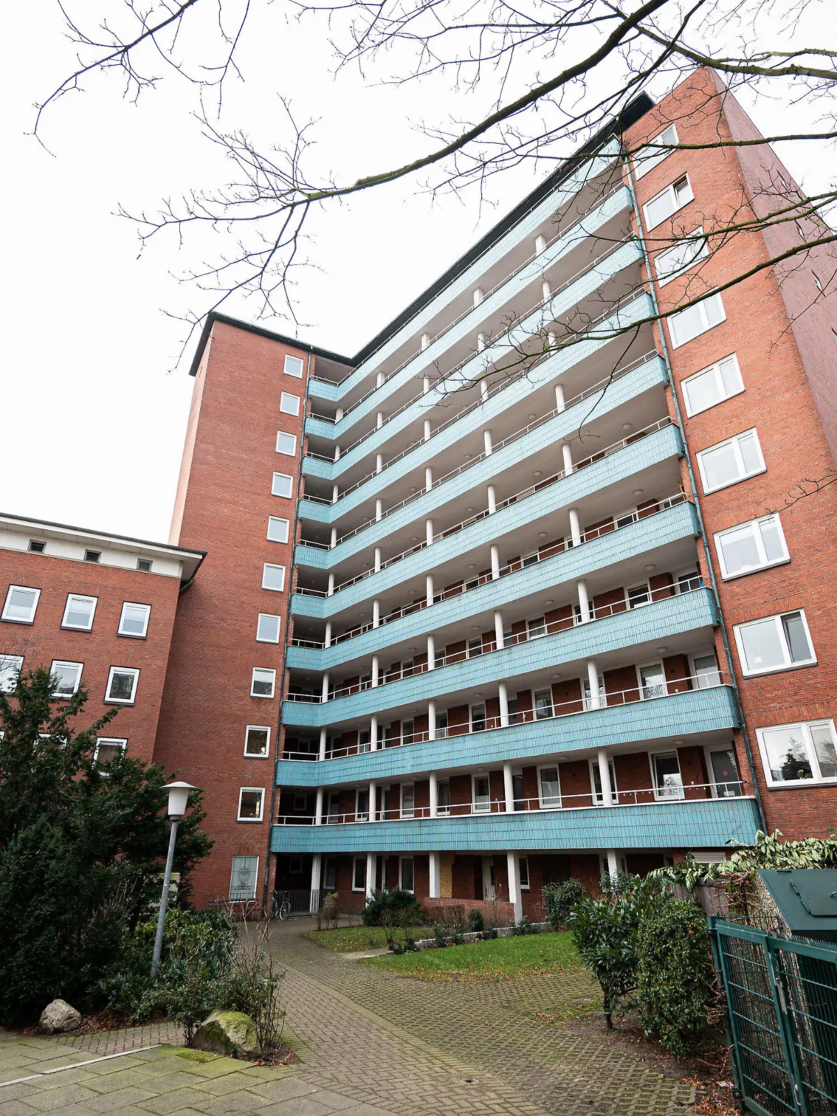 ARCHIV - 20.01.2020, Hamburg: Die Außenansicht zeigt ein Wohngebäude, in dem die Polizei bei einer Wohnungsdurchsuchung eine Leiche gefunden hat. Im Prozess gegen einen 46 Jahre alten Angeklagten wird nun das Urteil in dem Fall erwartet.    (zu dpa «Im Prozess um Mord an jungem Brasilianer wird das Urteil erwartet») Foto: Daniel Reinhardt/dpa +++ dpa-Bildfunk +++