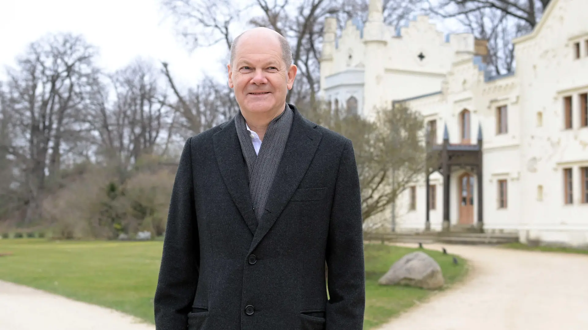 ARCHIV - 01.04.2021, Brandenburg, Potsdam: Olaf Scholz (SPD), Bundesminister für Finanzen, steht auf einem Weg vor dem Kleinen Schloß im Park Babelsberg. Scholz tritt für seine Partei in Potsdam als Direktkandidat für die Bundestagswahl 2021 an. Dort geht auch Grünen-Chefin und -Kanzlerkandidatin Annalena Baerbock ins Rennen um ein Mandat. (zu dpa "Duell in Potsdam: Baerbock und Scholz kämpfen um einen Wahlkreis") Foto: Soeren Stache/dpa-Zentralbild/dpa +++ dpa-Bildfunk +++