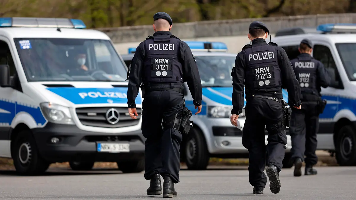 Die Stadt Leverkusen befürchtete eine größere Menschenansammlung bei der Beerdigung eines hochrangigen Clan-Mitglieds einer Großfamilie und damit Verstöße gegen die Corona-Schutzverordnung. Polizisten sichern das Gelände um den Friedhof Reuschenberg vor der Beerdigung. Leverkusen, 09.04.2021 *** The city of Leverkusen feared a large crowd at the funeral of a high-ranking clan member of a large family and thus violations of the Corona Protection Ordinance Police officers secure the area around the cemetery Reuschenberg before the funeral Leverkusen, 09 04 2021 Foto:xC.xHardtx/xFuturexImage