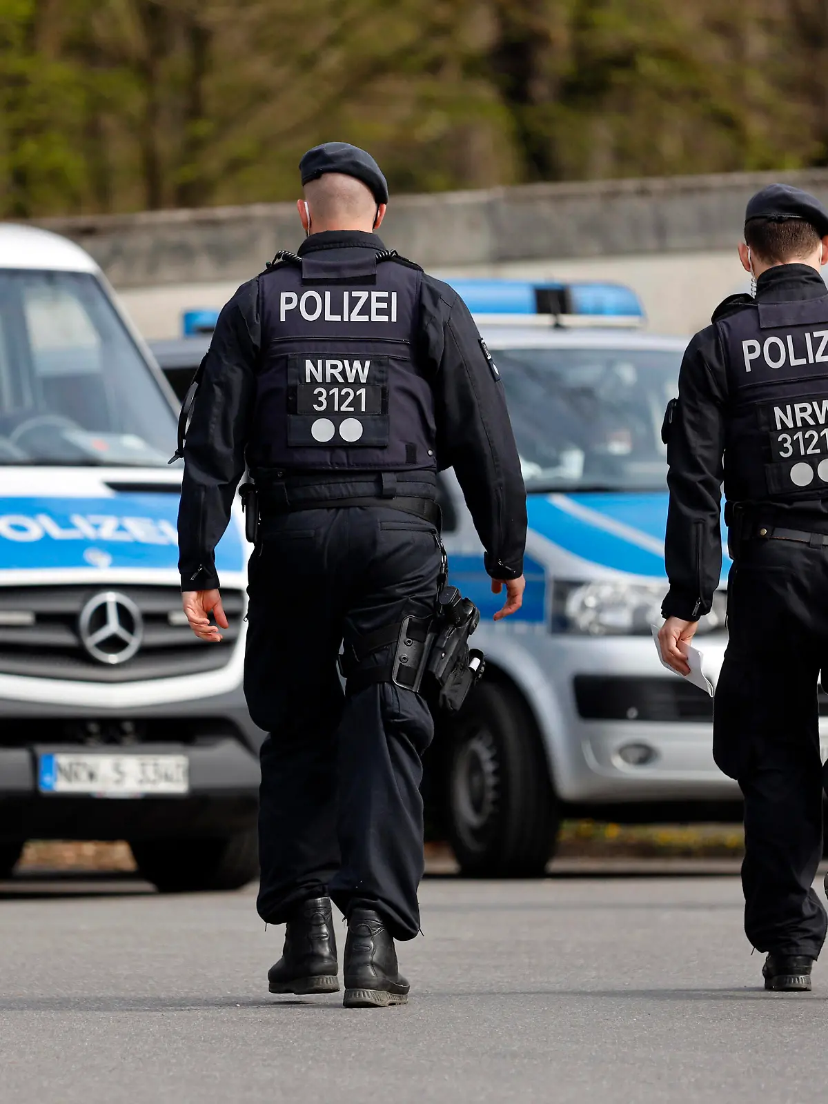 Die Stadt Leverkusen befürchtete eine größere Menschenansammlung bei der Beerdigung eines hochrangigen Clan-Mitglieds einer Großfamilie und damit Verstöße gegen die Corona-Schutzverordnung. Polizisten sichern das Gelände um den Friedhof Reuschenberg vor der Beerdigung. Leverkusen, 09.04.2021 *** The city of Leverkusen feared a large crowd at the funeral of a high-ranking clan member of a large family and thus violations of the Corona Protection Ordinance Police officers secure the area around the cemetery Reuschenberg before the funeral Leverkusen, 09 04 2021 Foto:xC.xHardtx/xFuturexImage 