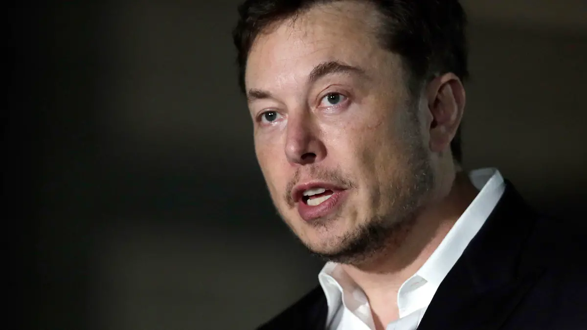 ARCHIV - 14.06.2018, USA, Chicago: Elon Musk, CEO von Tesla, spricht während einer Pressekonferenz. Musk hat mit den Senatschefs von Berlin und Hamburg telefoniert und sich über lange Wartezeiten bei der Zulassung von Autos in Deutschland beschwert. Nach Angaben der Berliner Senatskanzlei bat Elon Musk den Regierenden Bürgermeister Müller im März um ein Gespräch. Foto: Kiichiro Sato/AP/dpa +++ dpa-Bildfunk +++