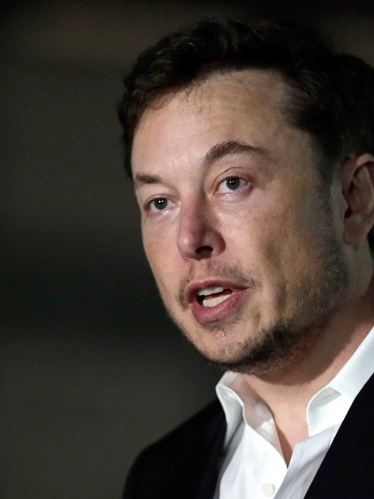 ARCHIV - 14.06.2018, USA, Chicago: Elon Musk, CEO von Tesla, spricht während einer Pressekonferenz. Musk hat mit den Senatschefs von Berlin und Hamburg telefoniert und sich über lange Wartezeiten bei der Zulassung von Autos in Deutschland beschwert. Nach Angaben der Berliner Senatskanzlei bat Elon Musk den Regierenden Bürgermeister Müller im März um ein Gespräch. Foto: Kiichiro Sato/AP/dpa +++ dpa-Bildfunk +++