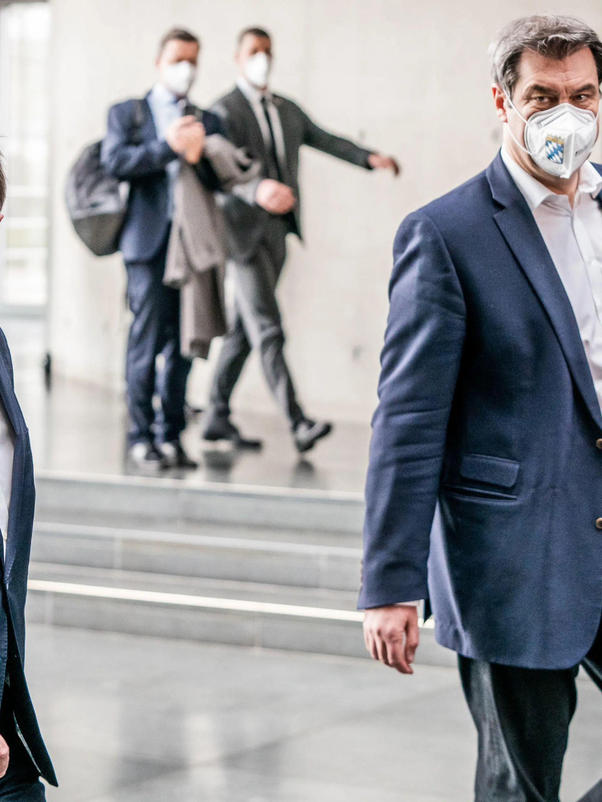 11.04.2021, Berlin: Markus Söder (CSU, r), Ministerpräsident von Bayern und CSU-Vorsitzender, kommt neben Armin Laschet, CDU-Bundesvorsitzender und Ministerpräsident von Nordrhein-Westfalen, zu einer Pressekonferenz bei der Klausurtagung des Geschäftsführenden Vorstands der Unionsfraktion im Bundestag. Nach einem ergebnislosen Treffen von Laschet und Söder in der Nacht auf Montag (19.04.2021) wird mit Spannung der Ausgang des Machtkampfs um die Kanzlerkandidatur der Union erwartet. Foto: Michael Kappeler/dpa +++ dpa-Bildfunk +++