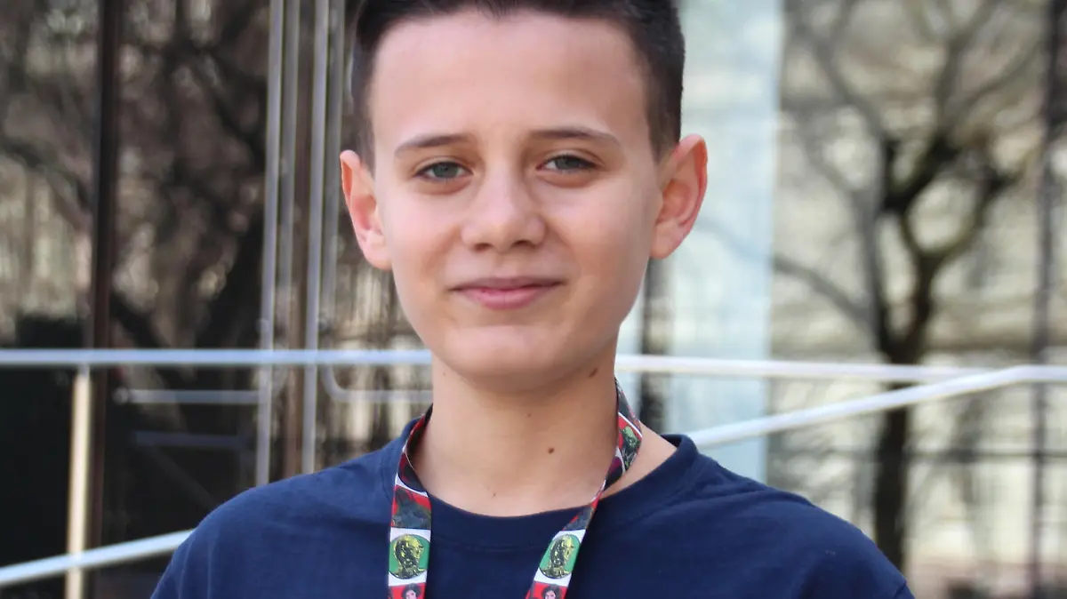 23.03.2021, USA, New York: Stolz zeigt Shahab Gharib seinen Studentenausweis. Der 13-Jährige, der im baden-württembergischen Bruchsal geboren ist und mit seinen Eltern als Kleinkind nach Florida umzog, studiert seit diesem Frühjahr an der renommierten New Yorker Pace University - als einer der jüngsten Studenten in der Geschichte der Bildungseinrichtung. (zu dpa-Korr "«Lauselümmel» als Student: Deutscher mit 13 Jahren an New Yorker Uni") Foto: Christina Horsten/dpa +++ dpa-Bildfunk +++