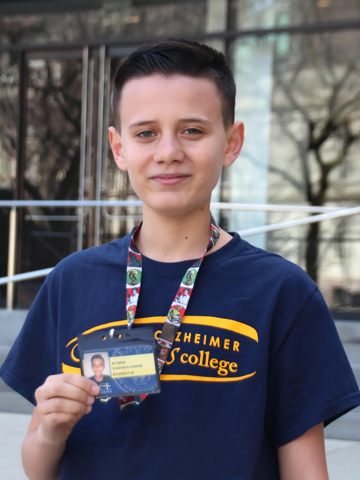 23.03.2021, USA, New York: Stolz zeigt Shahab Gharib seinen Studentenausweis. Der 13-Jährige, der im baden-württembergischen Bruchsal geboren ist und mit seinen Eltern als Kleinkind nach Florida umzog, studiert seit diesem Frühjahr an der renommierten New Yorker Pace University - als einer der jüngsten Studenten in der Geschichte der Bildungseinrichtung. (zu dpa-Korr "«Lauselümmel» als Student: Deutscher mit 13 Jahren an New Yorker Uni") Foto: Christina Horsten/dpa +++ dpa-Bildfunk +++