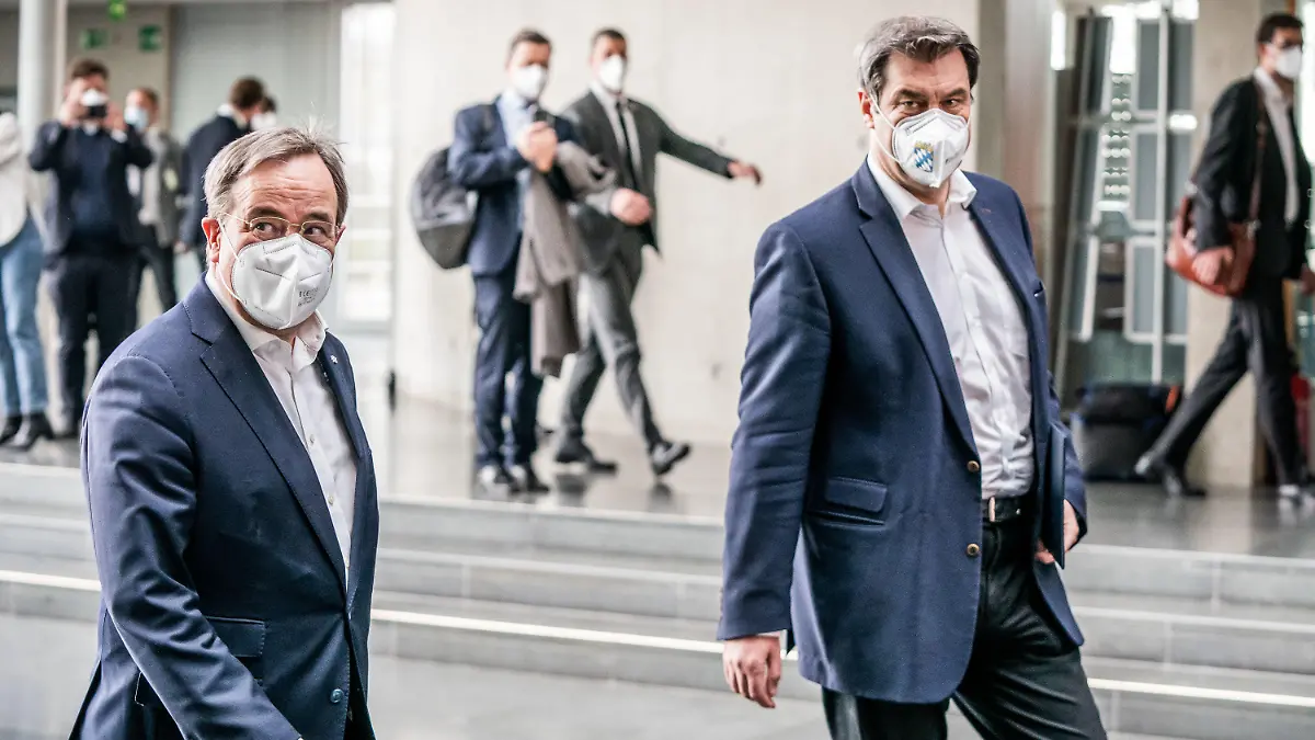 ARCHIV - 11.04.2021, Berlin: Markus Söder (CSU, r), Ministerpräsident von Bayern und CSU-Vorsitzender, kommt neben Armin Laschet, CDU-Bundesvorsitzender und Ministerpräsident von Nordrhein-Westfalen, zu einer Pressekonferenz bei der Klausurtagung des Geschäftsführenden Vorstands der Unionsfraktion im Bundestag. Am Dienstag hatten Laschet und Söder nach einer rund vierstündigen Beratung in der Unionsfraktion mitgeteilt, das sie bis Ende der Woche eine Entscheidung für die festgefahrene K-Frage präsentieren wollen. Foto: Michael Kappeler/dpa +++ dpa-Bildfunk +++