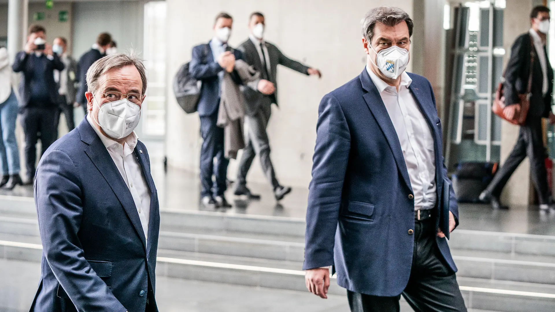 ARCHIV - 11.04.2021, Berlin: Markus Söder (CSU, r), Ministerpräsident von Bayern und CSU-Vorsitzender, kommt neben Armin Laschet, CDU-Bundesvorsitzender und Ministerpräsident von Nordrhein-Westfalen, zu einer Pressekonferenz bei der Klausurtagung des Geschäftsführenden Vorstands der Unionsfraktion im Bundestag. Am Dienstag hatten Laschet und Söder nach einer rund vierstündigen Beratung in der Unionsfraktion mitgeteilt, das sie bis Ende der Woche eine Entscheidung für die festgefahrene K-Frage präsentieren wollen. Foto: Michael Kappeler/dpa +++ dpa-Bildfunk +++