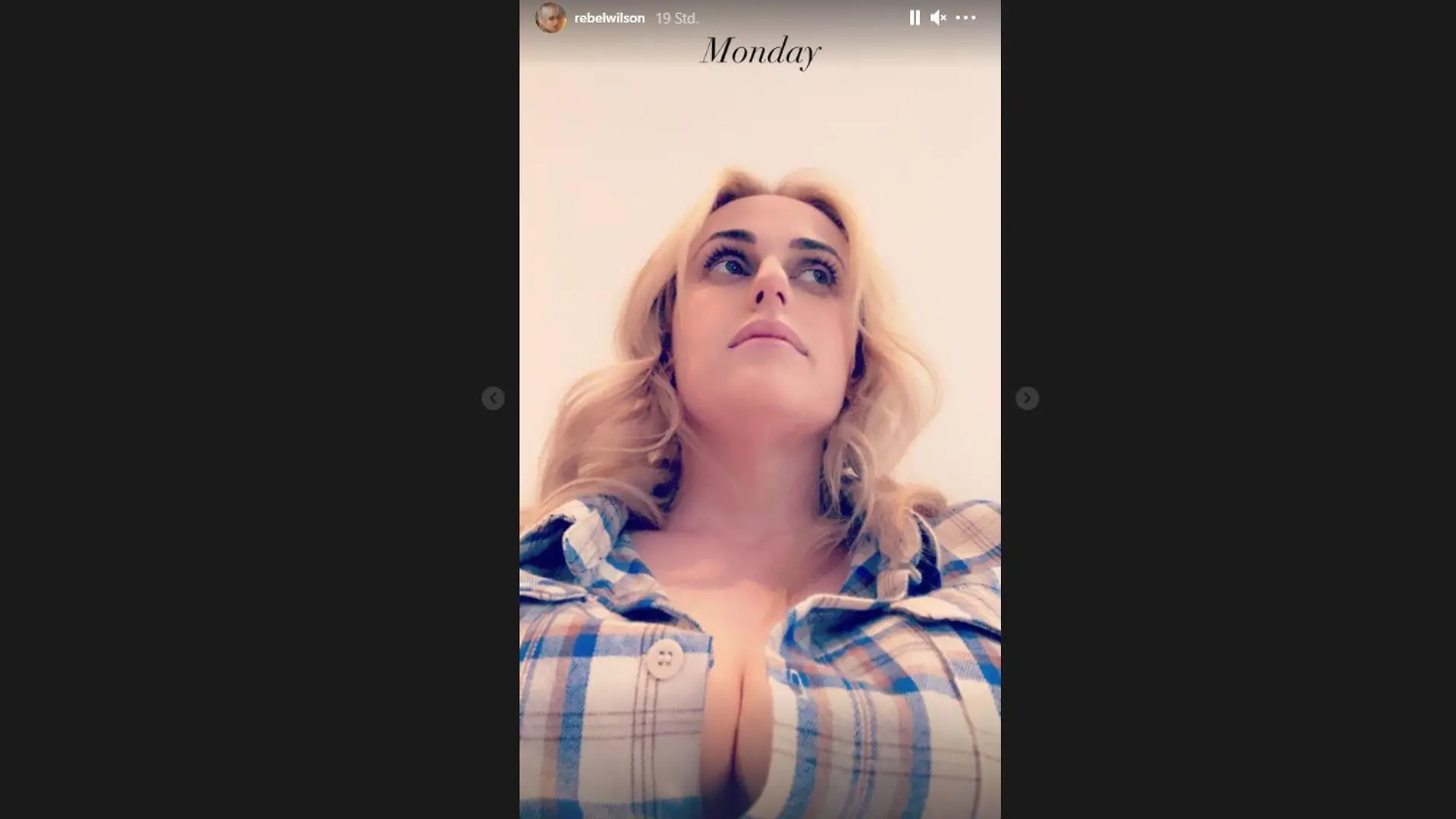 Rebel Wilson zeigt Dekolleté