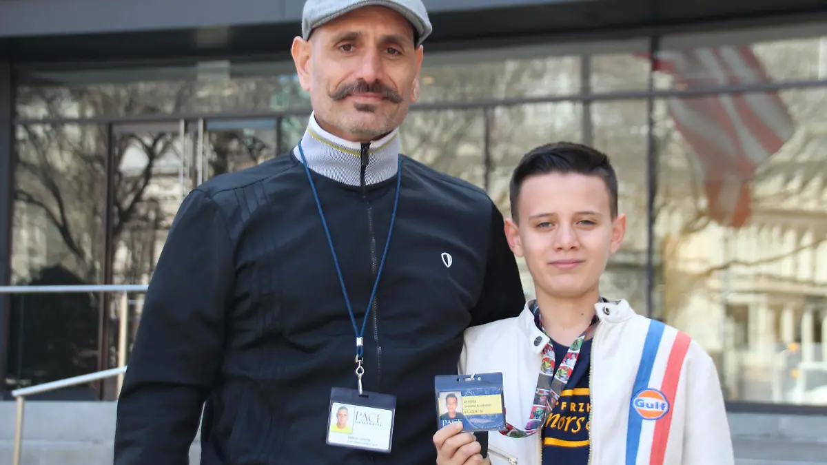 Stolz steht Bardia Gharib (l) mit seinem Sohn Shahab Gharib vor dem Eingang der Pace University.