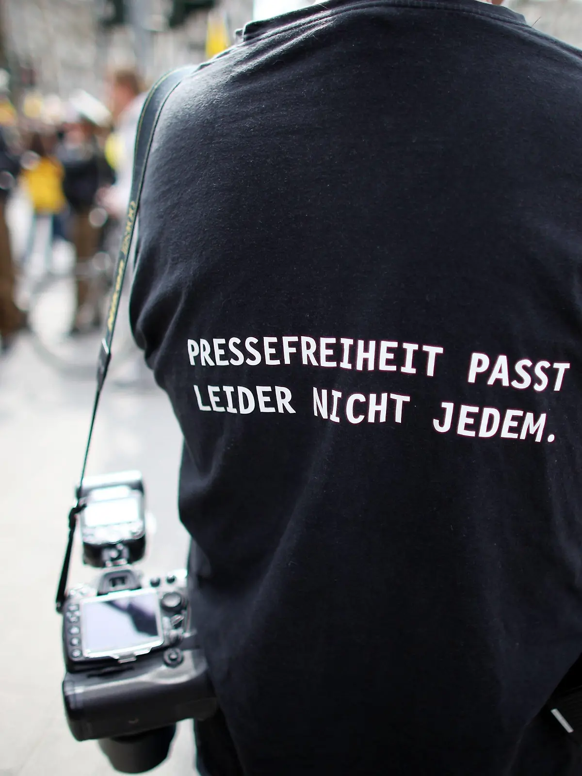 (ACHTUNG - Sperrfrist 12.02.2014  00:01 ACHTUNG SPERRFRIST 12. FEBRUAR 0100 - FREI FÜR MITTWOCHSAUSGABEN) ARCHIV - Ein Fotograf trägt am 26.03.2011 in Köln am Rande der Anti-Atom-Demonstration ein T-Shirt mit einem Slogan für die Pressefreiheit.Land. Foto: Oliver Berg (zu dpa: "Deutschland liegt bei Pressefreiheit hinter Estland - USA fallen" Sperrfrist 12.02.2014  00:01 ACHTUNG SPERRFRIST 12. FEBRUAR 0100 - FREI FÜR MITTWOCHSAUSGABEN) +++(c) dpa - Bildfunk+++