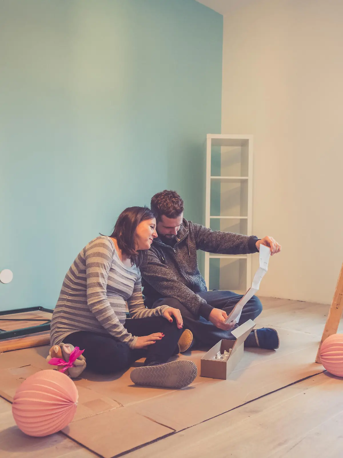 Eltern renovieren das Babyzimmer