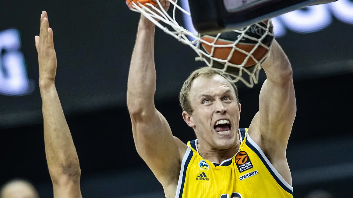 Sport Bilder des Tages Basketball: Euroleague, Alba Berlin - Valencia Basket, Hauptrunde, 33. Spieltag, Mercedes-Benz Arena. ALBAs Luke Sikma legt den Ball in den Korb und haengt daran. ALBA Berlin - Valencia Basket *** Basketball Euroleague, Alba Berlin Valencia Basket, Main Round, 33 Matchday, Mercedes Benz Arena ALBAs Luke Sikma puts the ball in the basket and hangs on to it ALBA Berlin Valencia Basket
