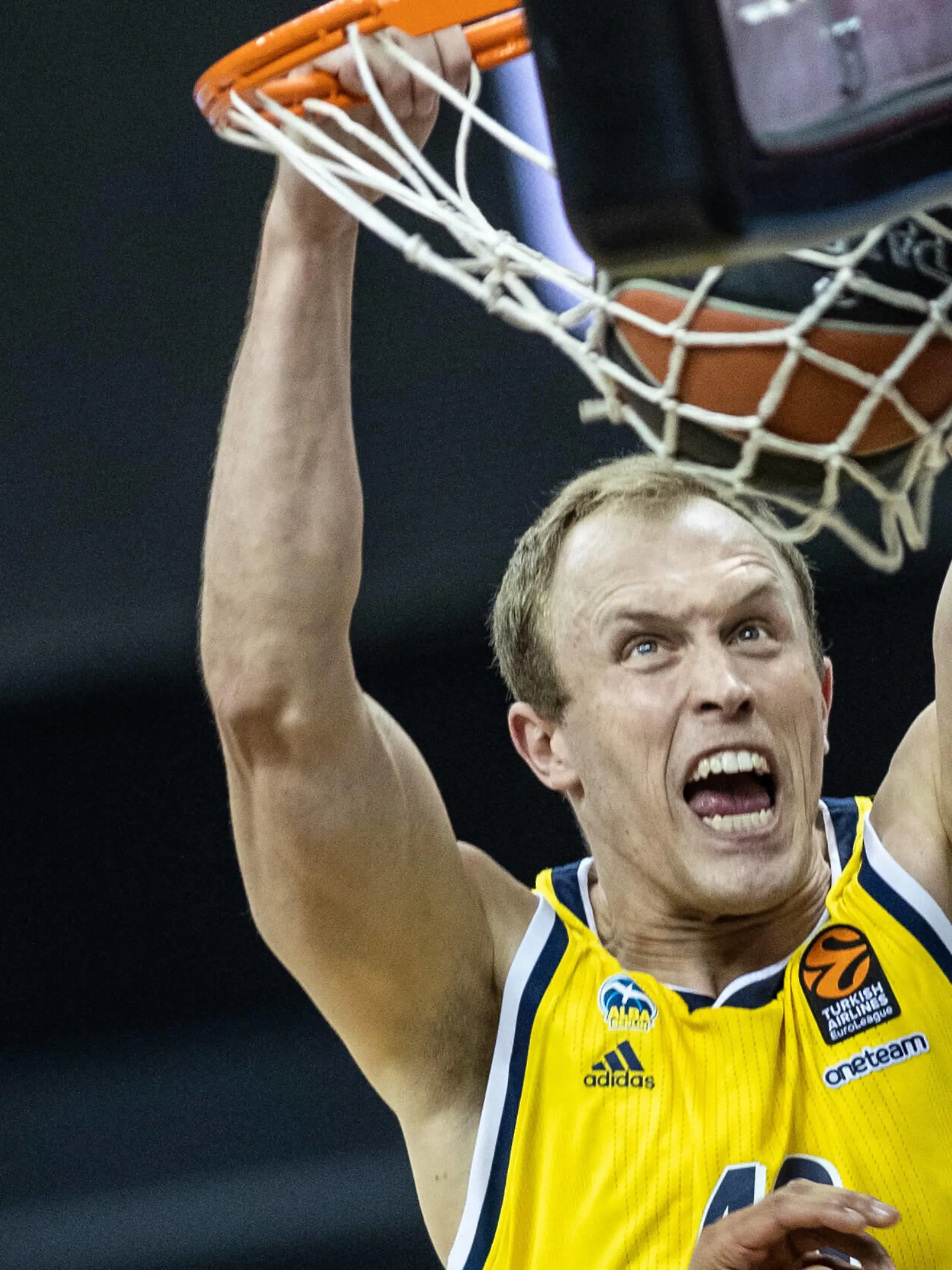 Sport Bilder des Tages Basketball: Euroleague, Alba Berlin - Valencia Basket, Hauptrunde, 33. Spieltag, Mercedes-Benz Arena. ALBAs Luke Sikma legt den Ball in den Korb und haengt daran. ALBA Berlin - Valencia Basket *** Basketball Euroleague, Alba Berlin Valencia Basket, Main Round, 33 Matchday, Mercedes Benz Arena ALBAs Luke Sikma puts the ball in the basket and hangs on to it ALBA Berlin Valencia Basket