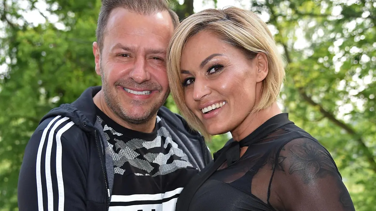  Willi Herren mit Ehefrau Jasmin Herren beim BILD Renntag auf der Trabrennbahn in Gelsenkirchen am 01.05.2019 *** Willi Herren with wife Jasmin Herren at the BILD race day on the trotting track in Gelsenkirchen on 01 05 2019